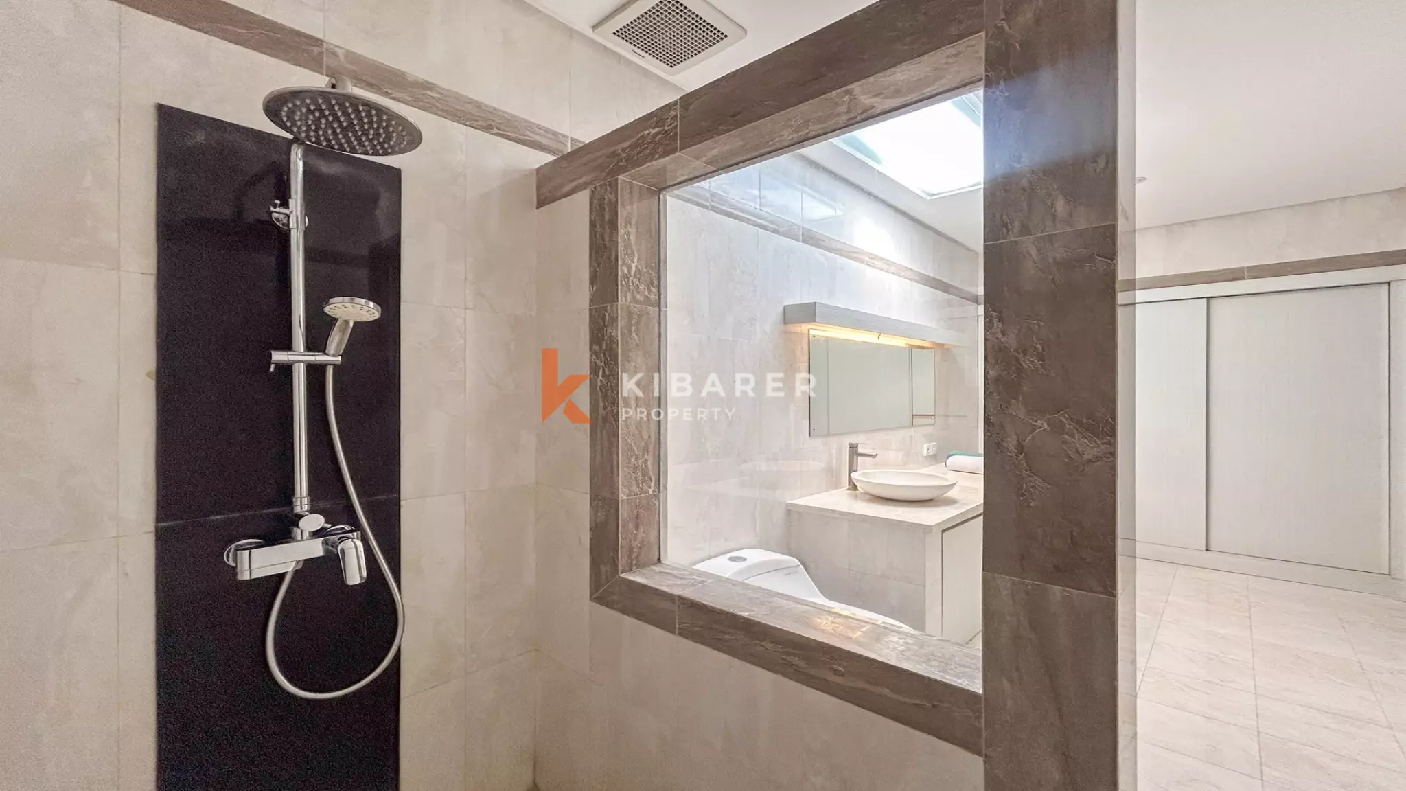 Villa Tropis Menawan dengan Dua Kamar Tidur dan Kolam Renang di Buduk