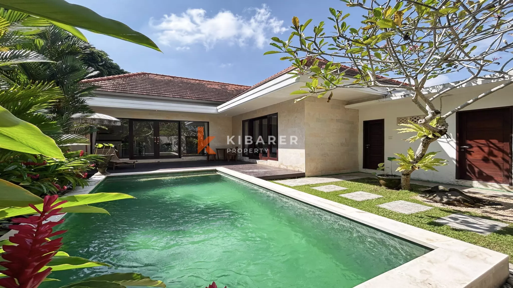 Villa Tropis Menawan dengan Dua Kamar Tidur dan Kolam Renang di Buduk