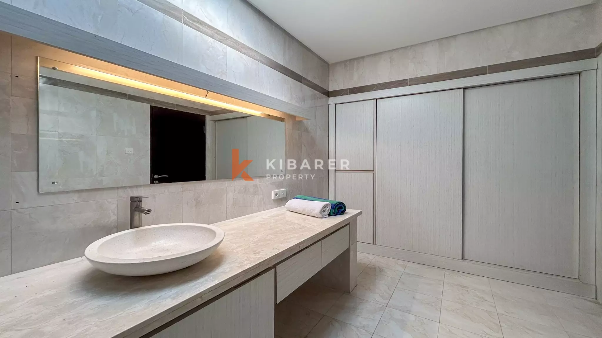 Villa Tropis Menawan dengan Dua Kamar Tidur dan Kolam Renang di Buduk