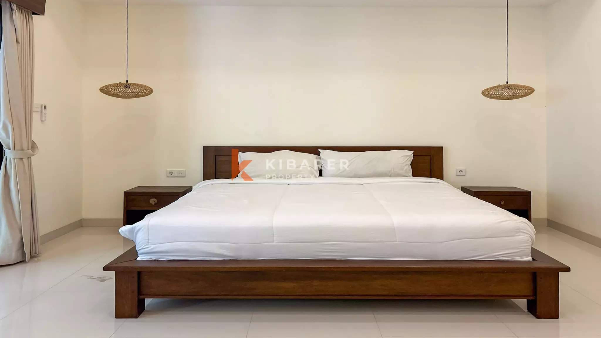 Villa Tropis Menawan dengan Dua Kamar Tidur dan Kolam Renang di Buduk