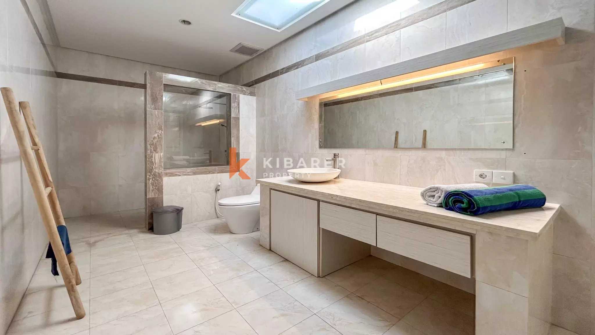 Villa Tropis Menawan dengan Dua Kamar Tidur dan Kolam Renang di Buduk