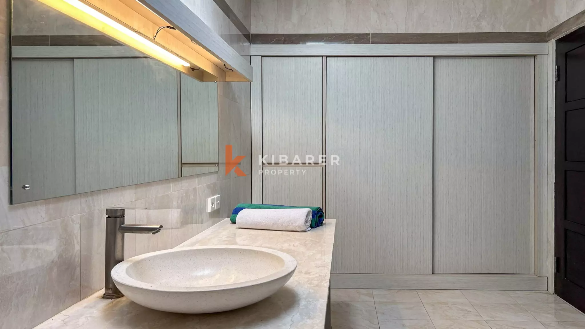 Villa Tropis Menawan dengan Dua Kamar Tidur dan Kolam Renang di Buduk