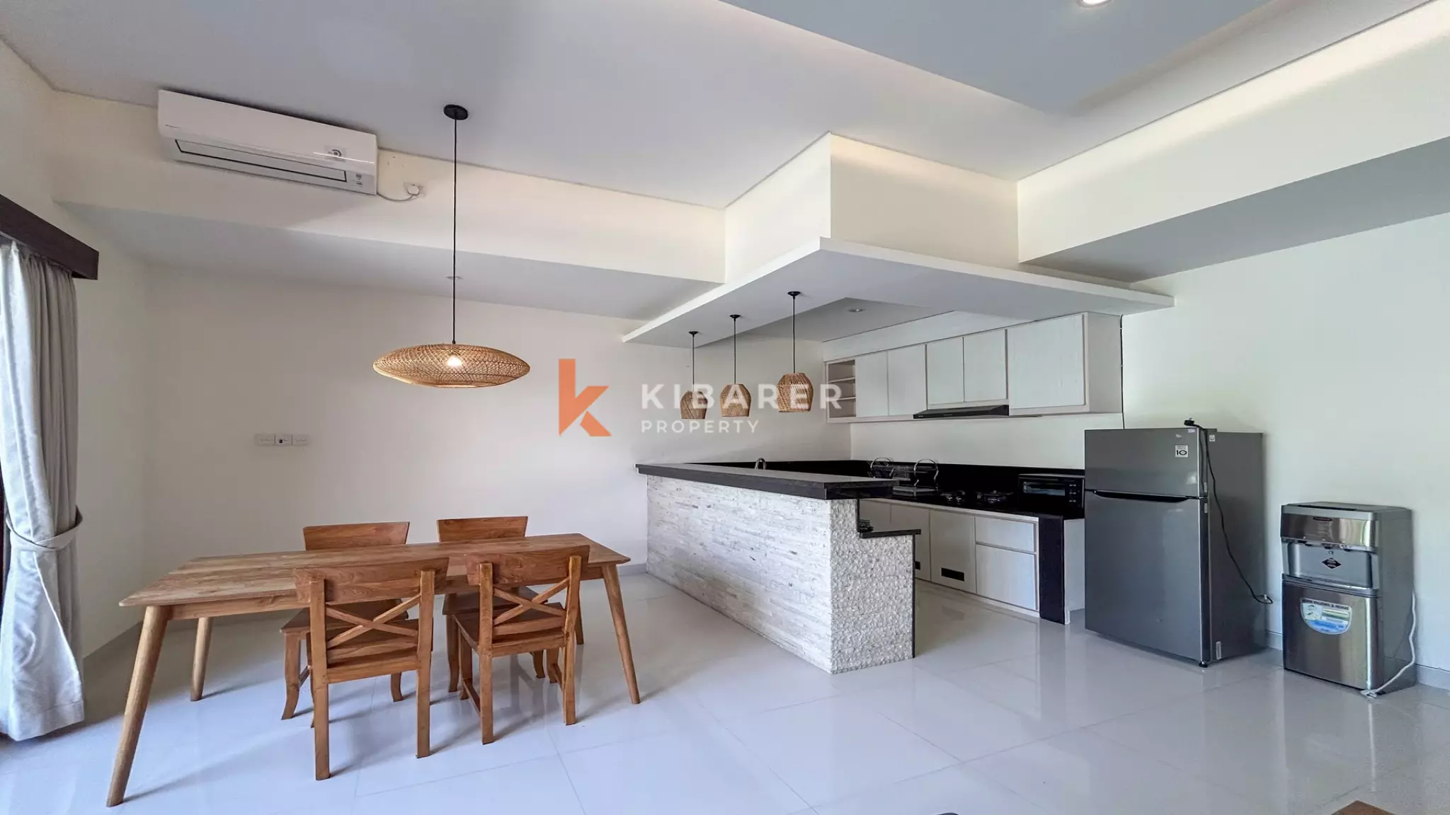 Villa Tropis Menawan dengan Dua Kamar Tidur dan Kolam Renang di Buduk