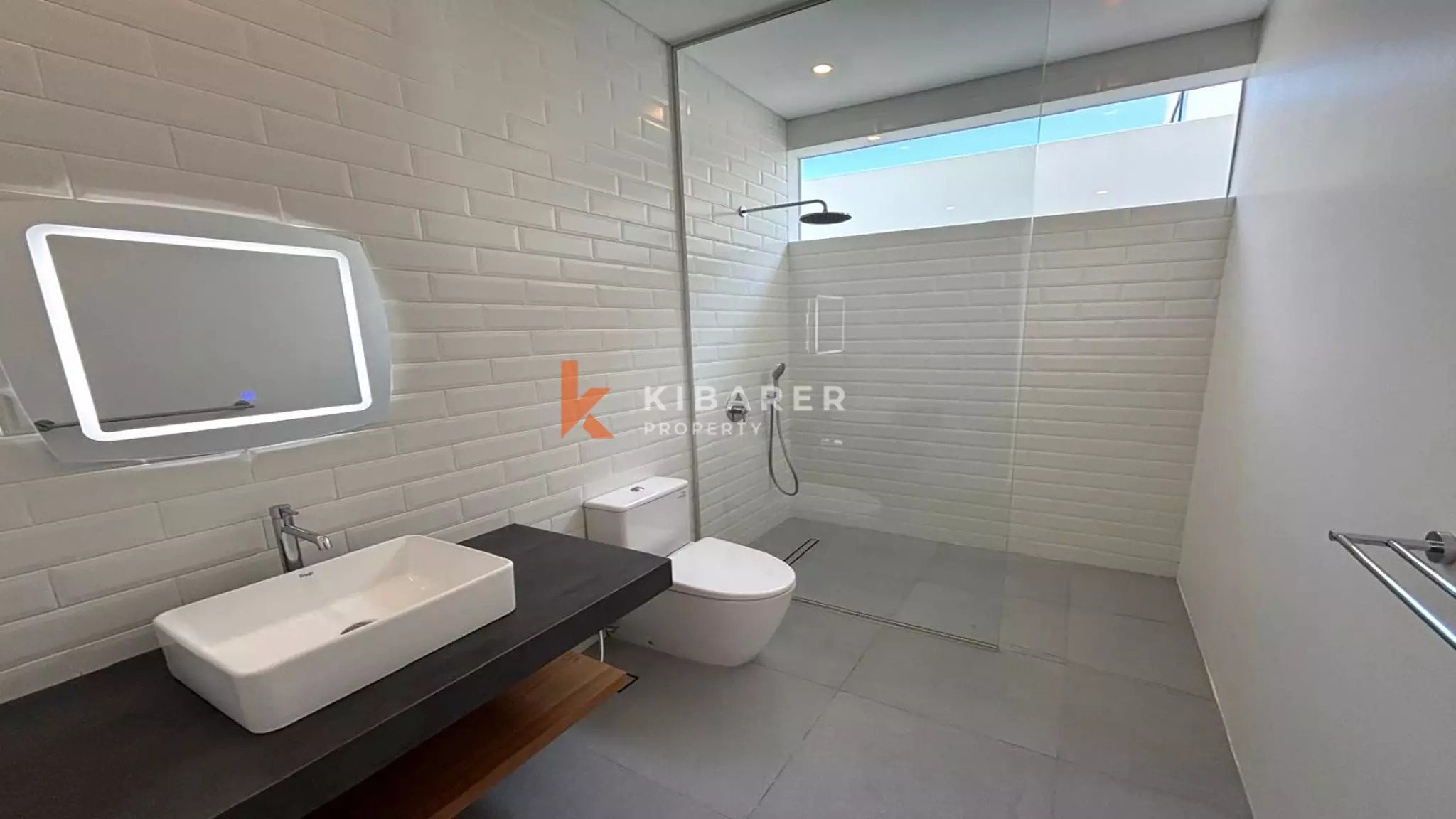 Villa Tropis Modern Satu Kamar Tidur dengan Kolam Renang Pribadi di Lokasi Strategis Batu Bolong