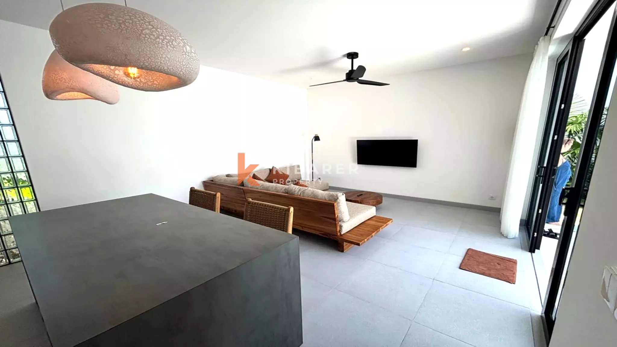 Villa Tropis Modern Satu Kamar Tidur dengan Kolam Renang Pribadi di Lokasi Strategis Batu Bolong