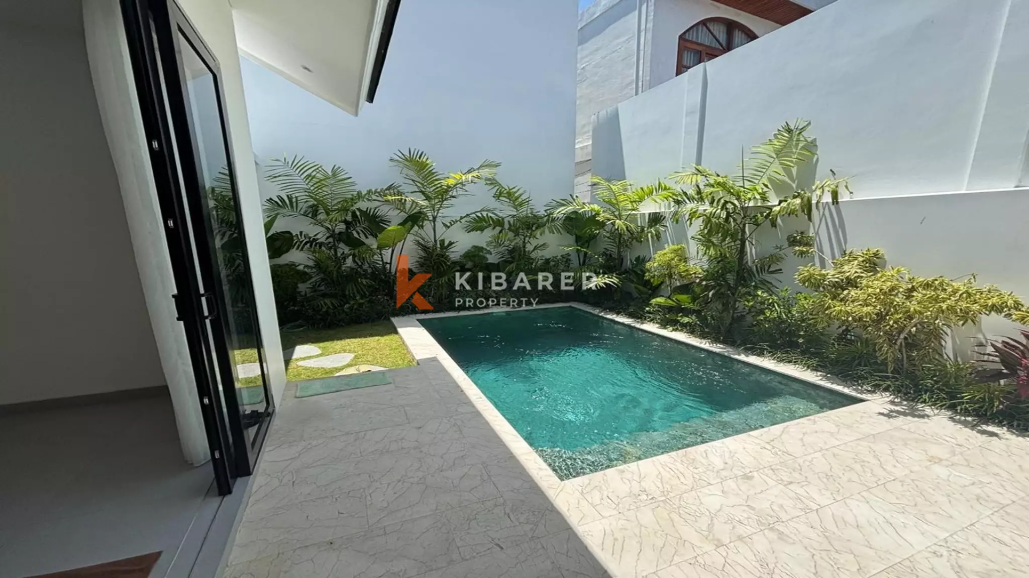 Villa Tropis Modern Satu Kamar Tidur dengan Kolam Renang Pribadi di Lokasi Strategis Batu Bolong