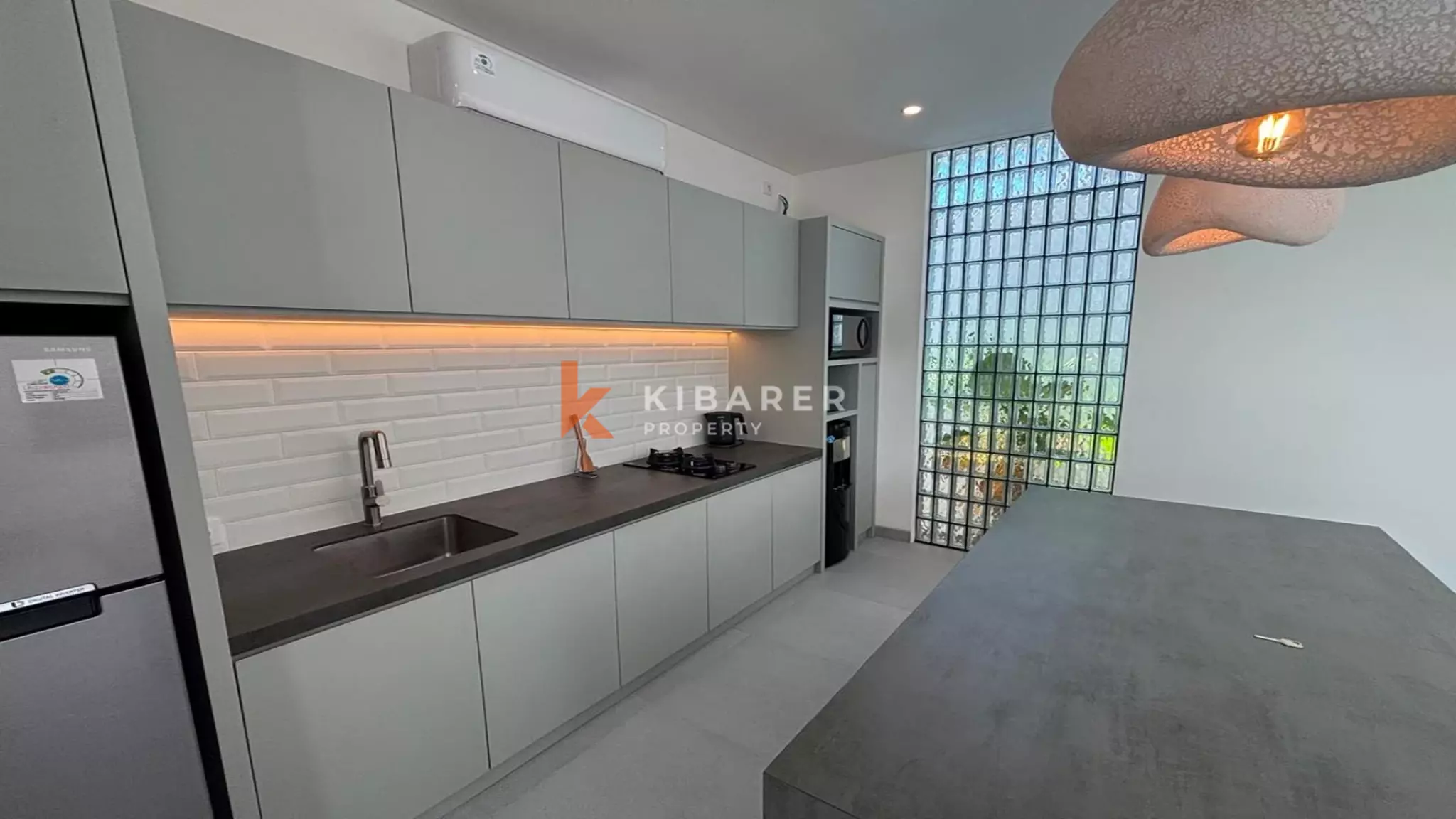 Villa Tropis Modern Satu Kamar Tidur dengan Kolam Renang Pribadi di Lokasi Strategis Batu Bolong