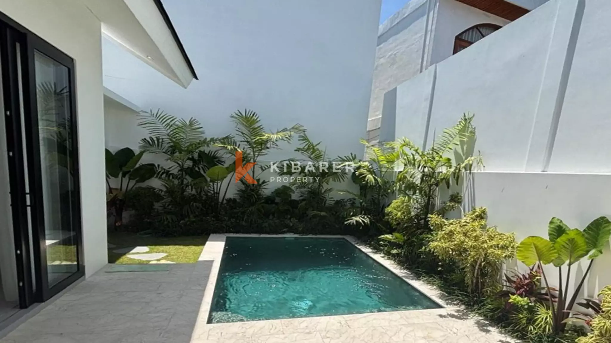 Villa Tropis Modern Satu Kamar Tidur dengan Kolam Renang Pribadi di Lokasi Strategis Batu Bolong