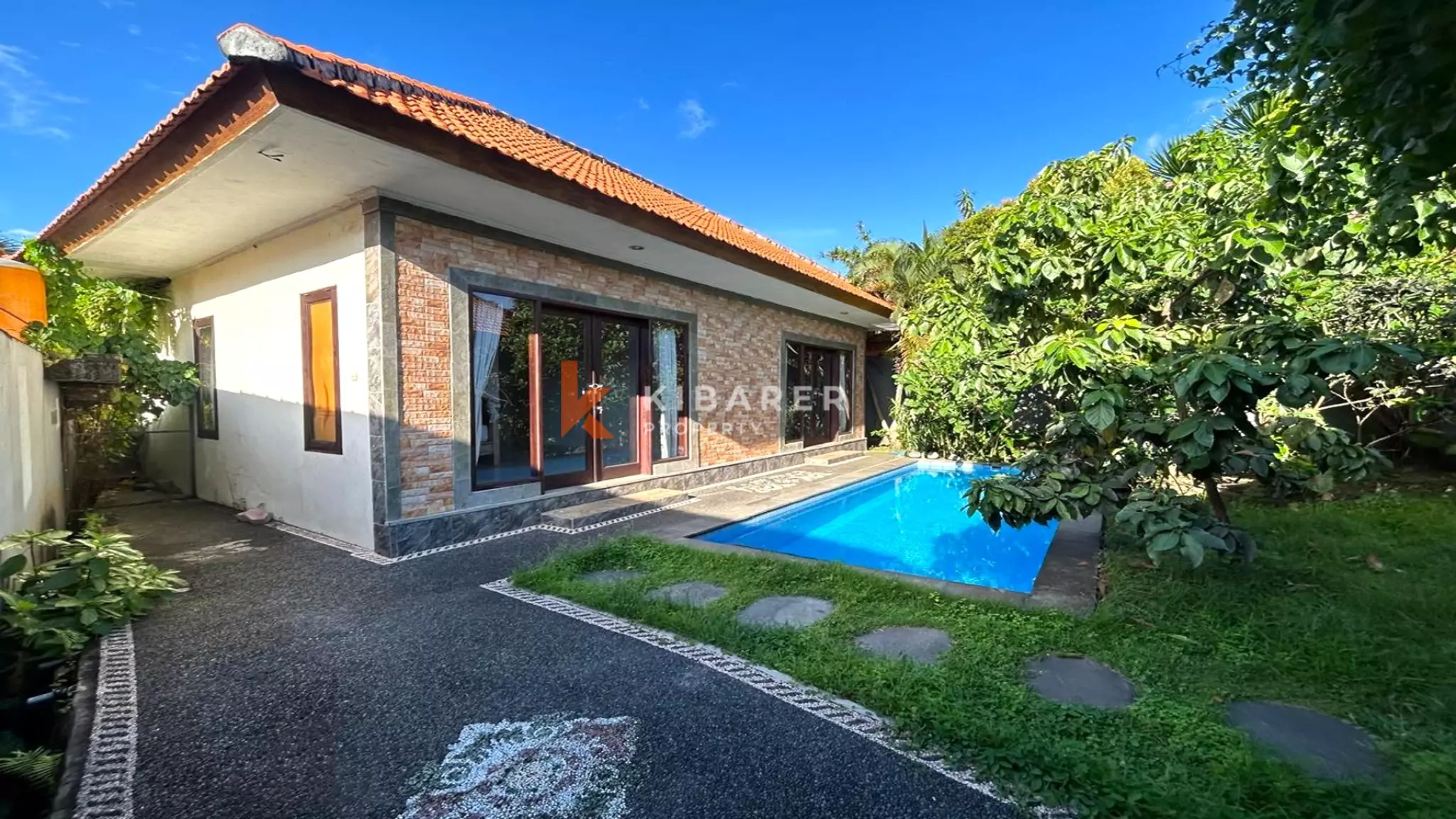 Villa Menawan Bergaya Bali dengan Dua Kamar Tidur dan Kolam Renang Pribadi di Kerobokan