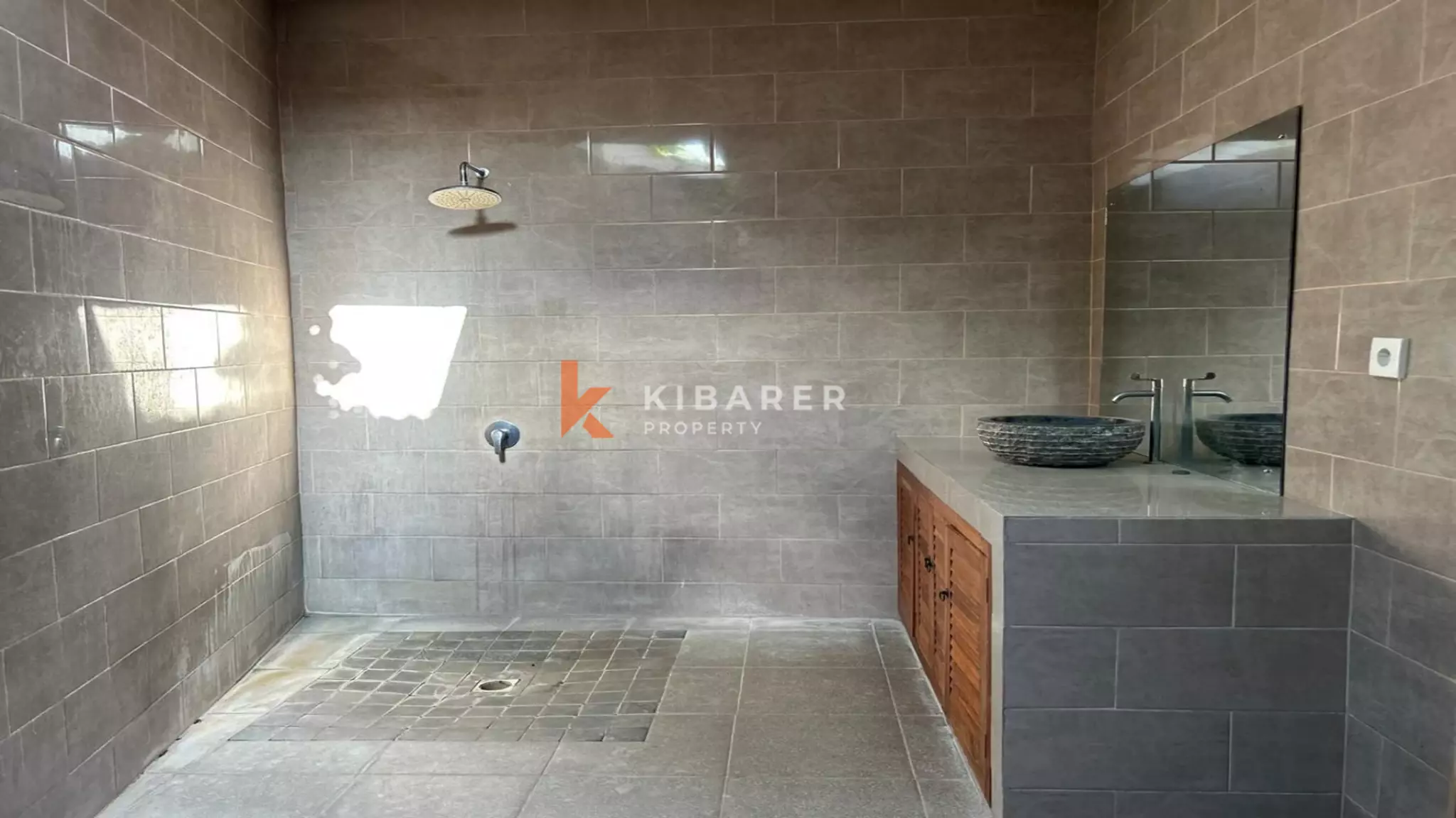 Villa Menawan Bergaya Bali dengan Dua Kamar Tidur dan Kolam Renang Pribadi di Kerobokan