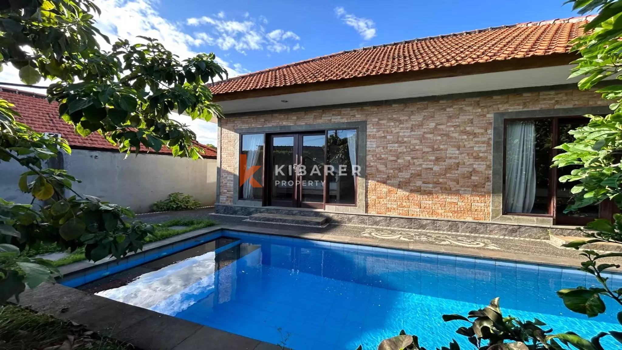 Villa Menawan Bergaya Bali dengan Dua Kamar Tidur dan Kolam Renang Pribadi di Kerobokan