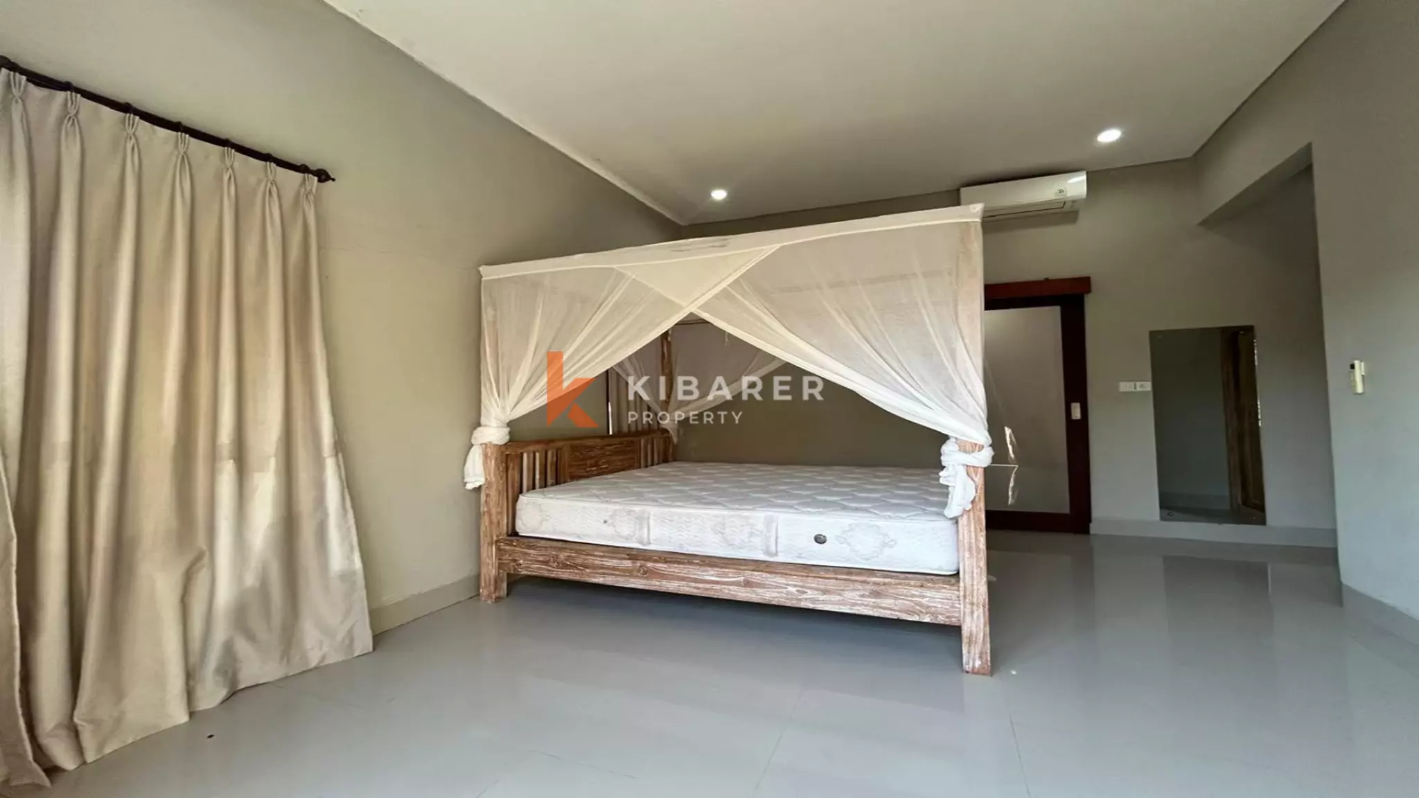 Villa Menawan Bergaya Bali dengan Dua Kamar Tidur dan Kolam Renang Pribadi di Kerobokan