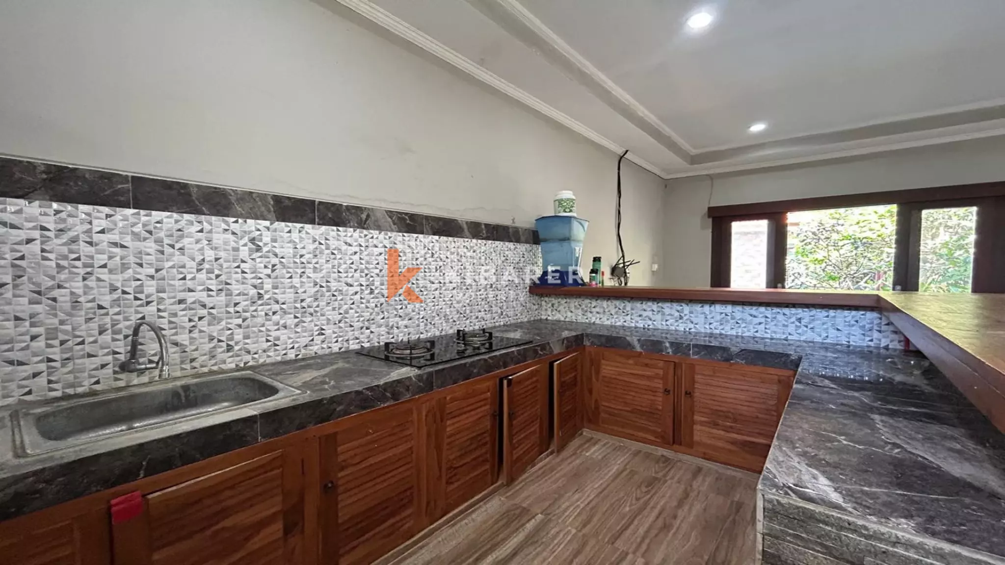 Villa Menawan Bergaya Bali dengan Dua Kamar Tidur dan Kolam Renang Pribadi di Kerobokan