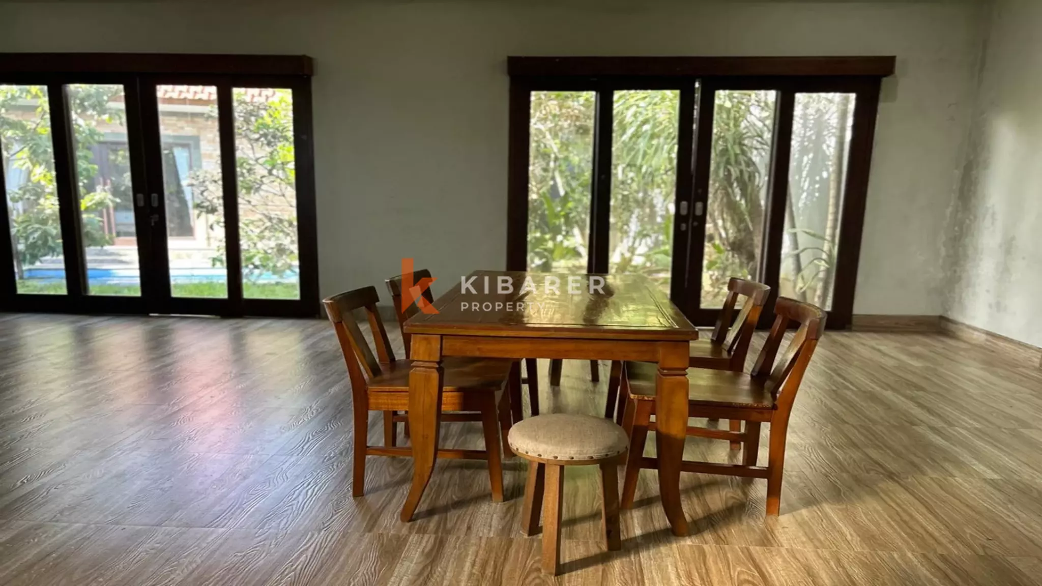 Villa Menawan Bergaya Bali dengan Dua Kamar Tidur dan Kolam Renang Pribadi di Kerobokan