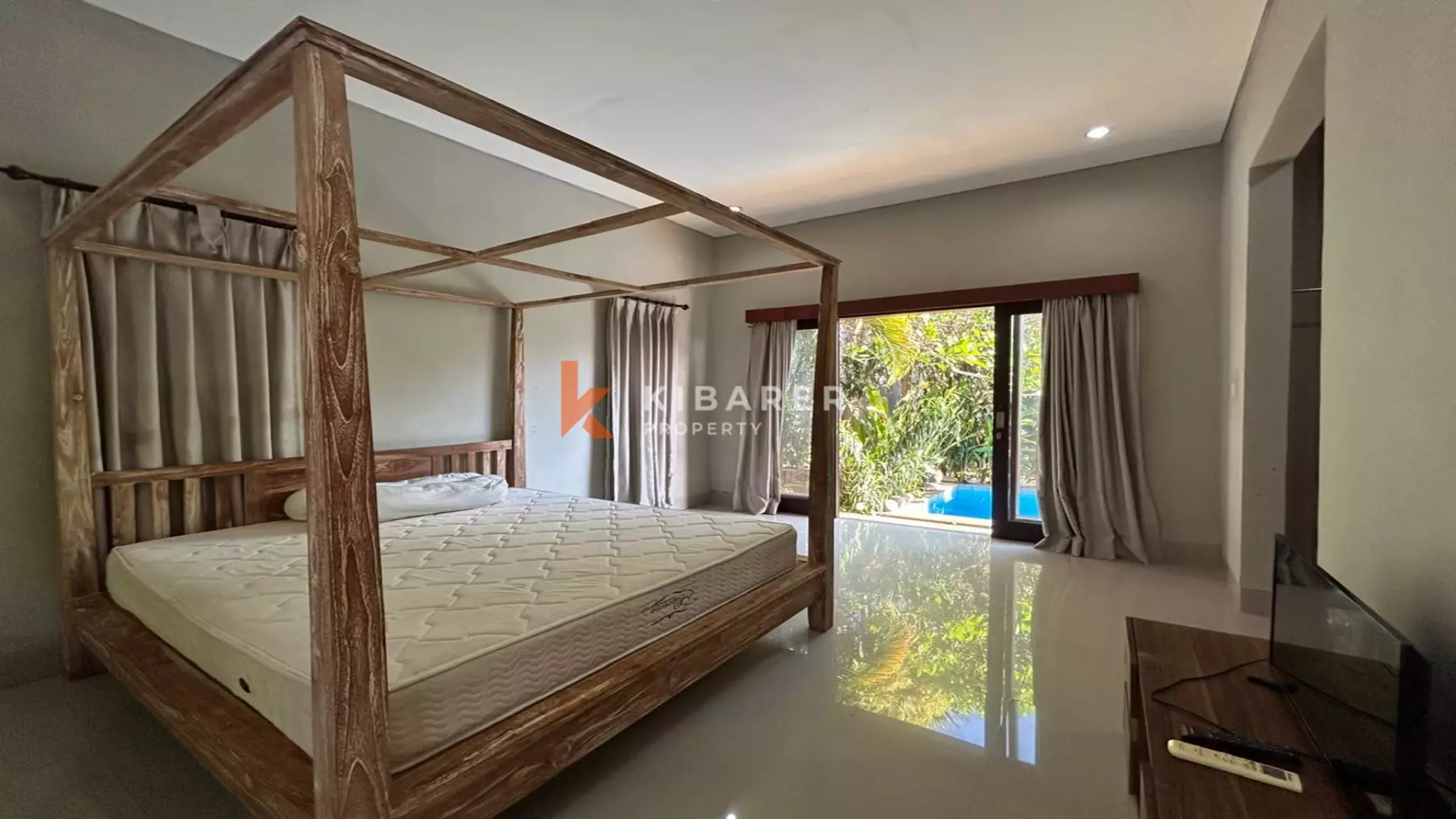 Villa Menawan Bergaya Bali dengan Dua Kamar Tidur dan Kolam Renang Pribadi di Kerobokan