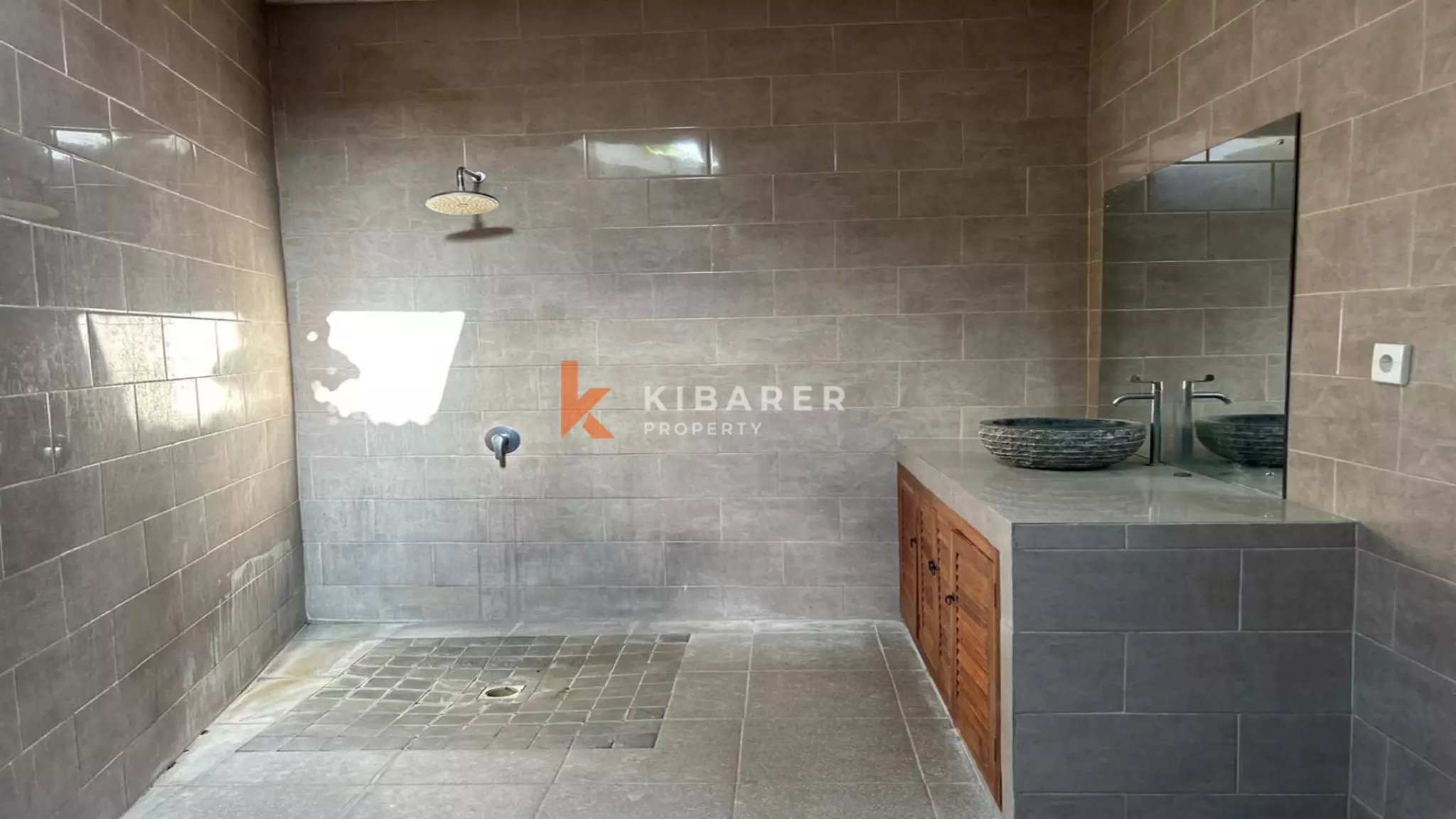 Villa Menawan Bergaya Bali dengan Dua Kamar Tidur dan Kolam Renang Pribadi di Kerobokan