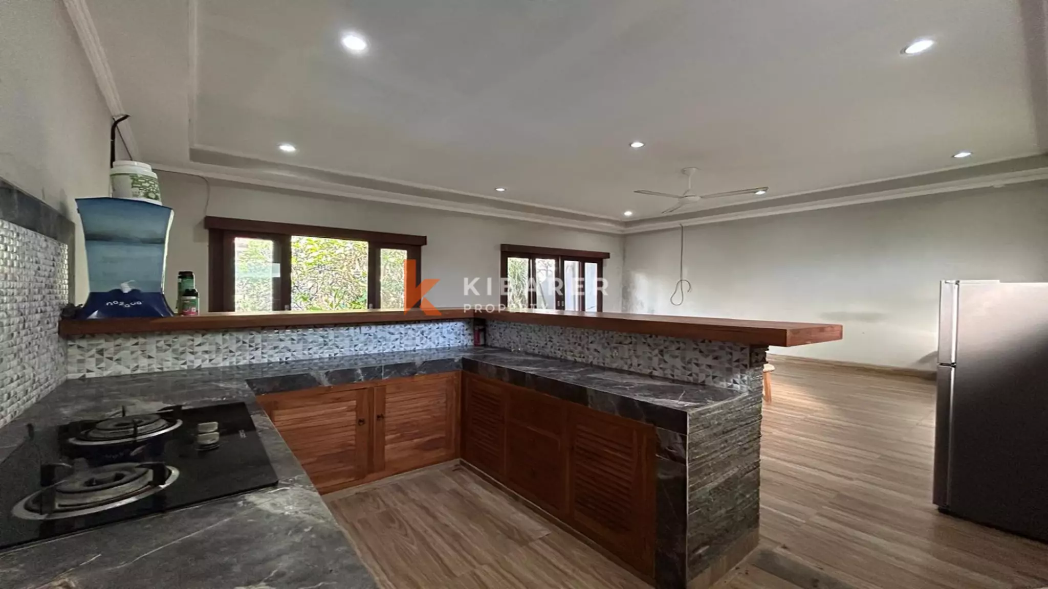 Villa Menawan Bergaya Bali dengan Dua Kamar Tidur dan Kolam Renang Pribadi di Kerobokan