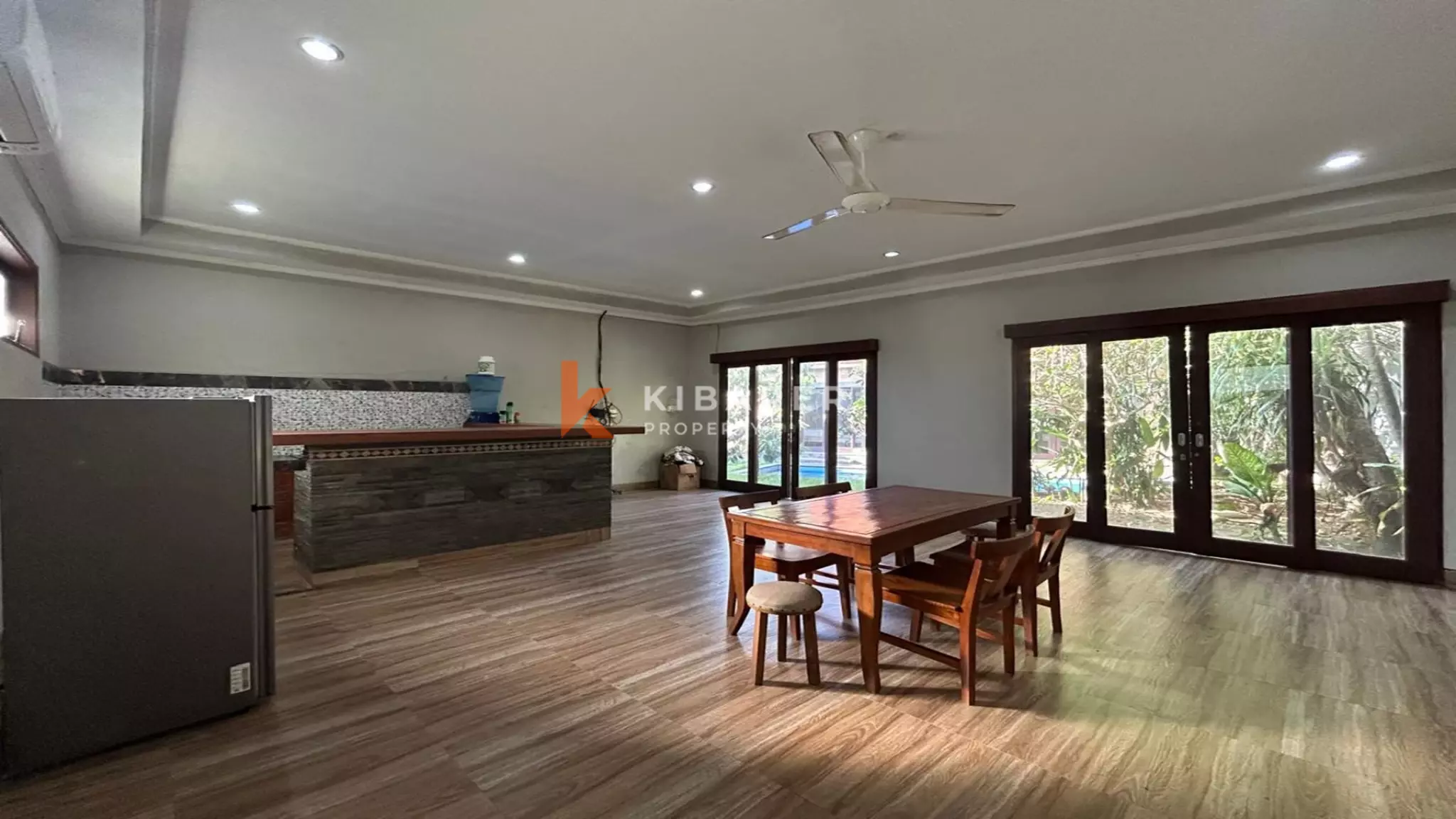 Villa Menawan Bergaya Bali dengan Dua Kamar Tidur dan Kolam Renang Pribadi di Kerobokan