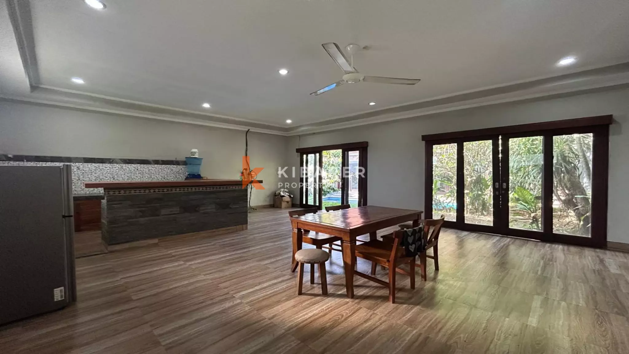 Villa Menawan Bergaya Bali dengan Dua Kamar Tidur dan Kolam Renang Pribadi di Kerobokan