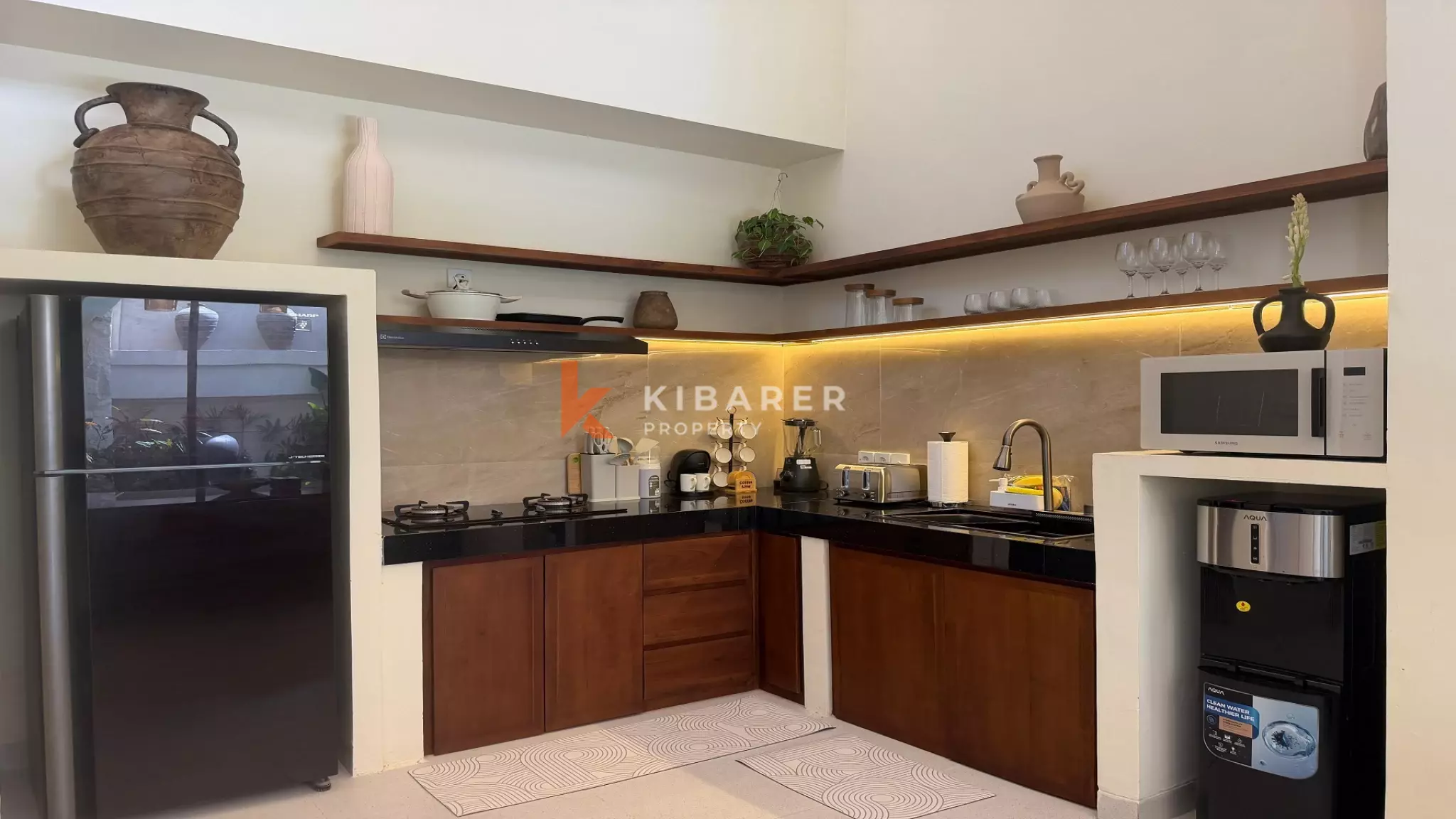 Vila Estetik Berwarna Krem dengan Tiga Kamar Tidur, Rooftop, dan Jacuzzi di Berawa