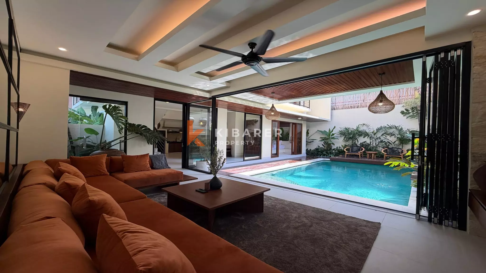 Vila Estetik Berwarna Krem dengan Tiga Kamar Tidur, Rooftop, dan Jacuzzi di Berawa