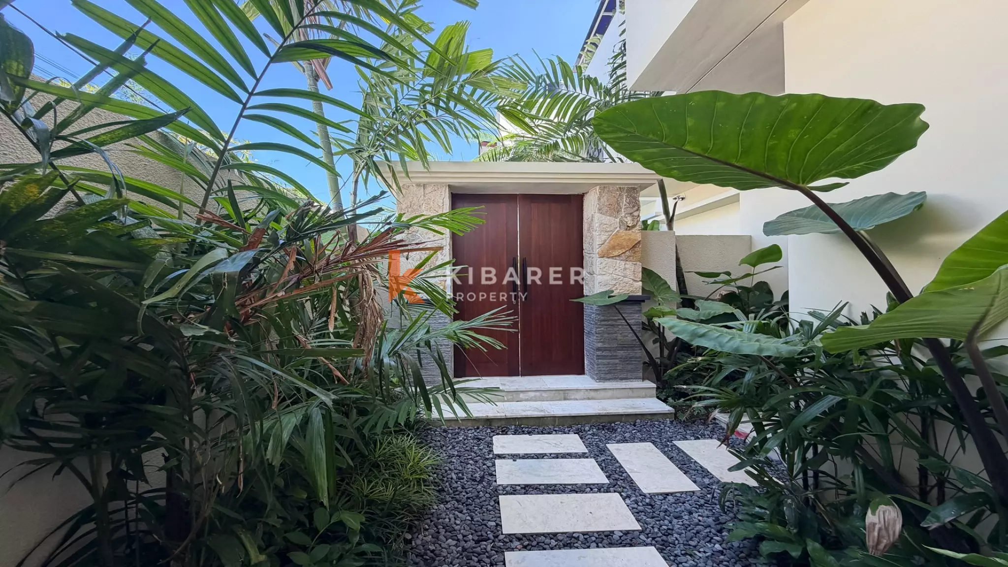 Vila Estetik Berwarna Krem dengan Tiga Kamar Tidur, Rooftop, dan Jacuzzi di Berawa