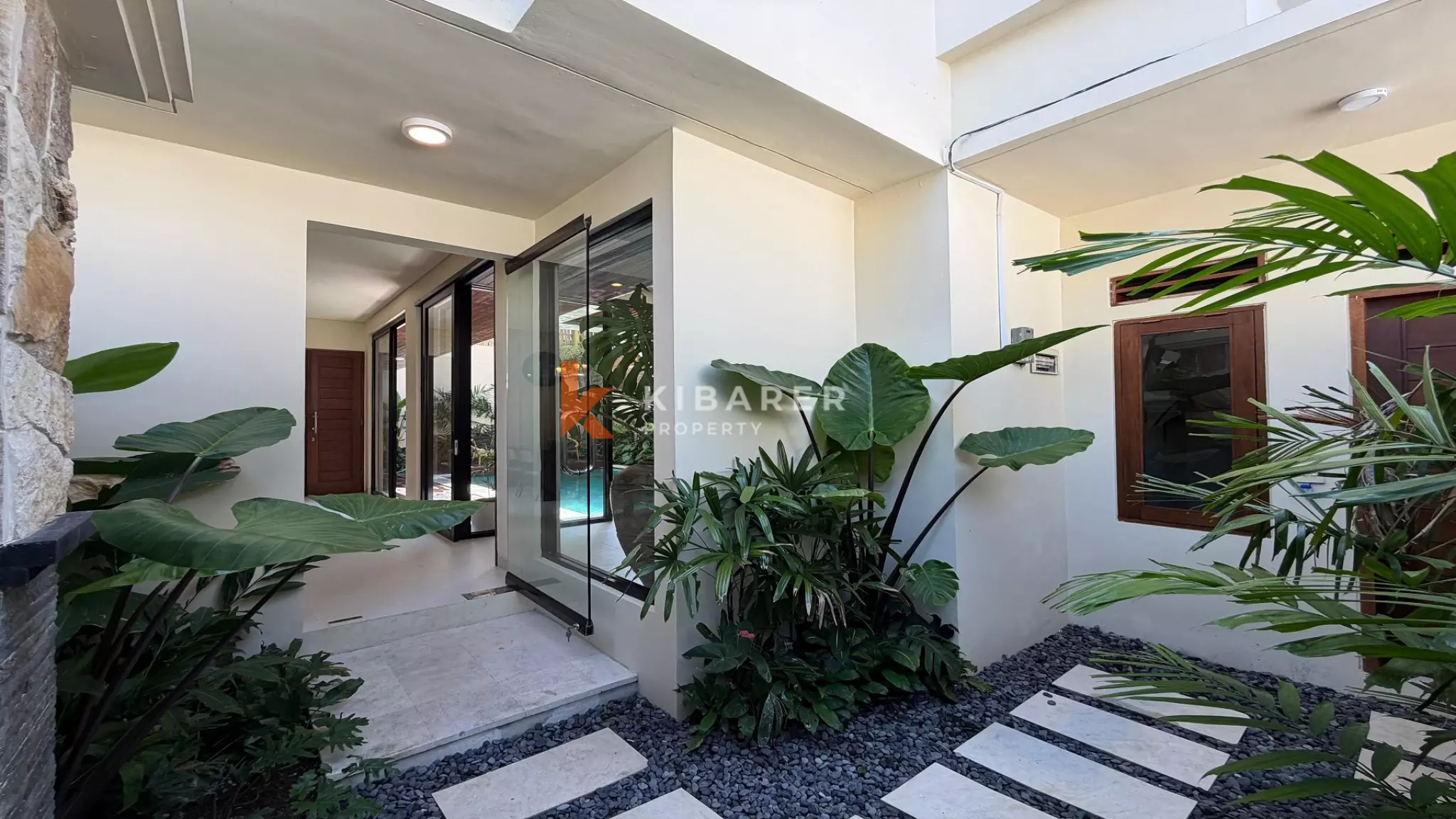 Vila Estetik Berwarna Krem dengan Tiga Kamar Tidur, Rooftop, dan Jacuzzi di Berawa