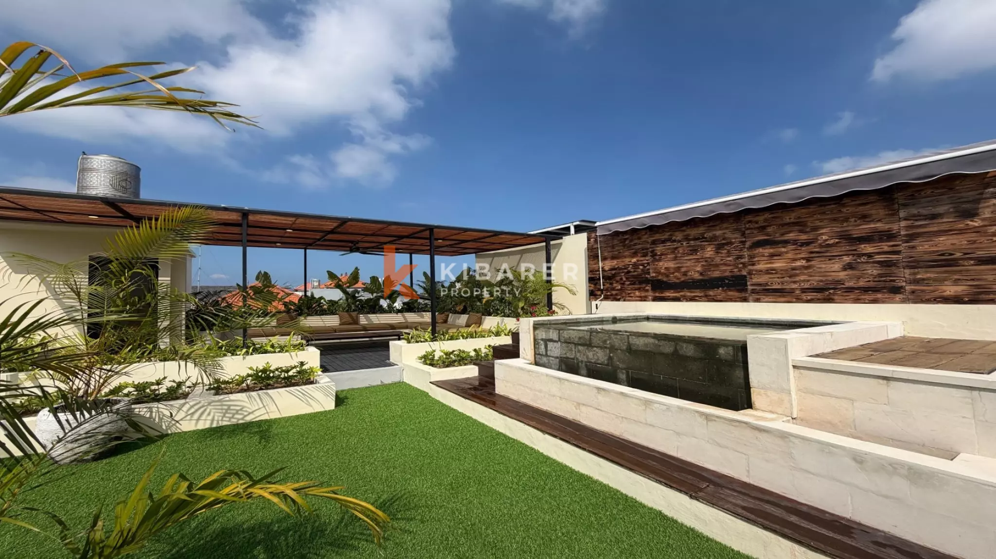 Vila Estetik Berwarna Krem dengan Tiga Kamar Tidur, Rooftop, dan Jacuzzi di Berawa