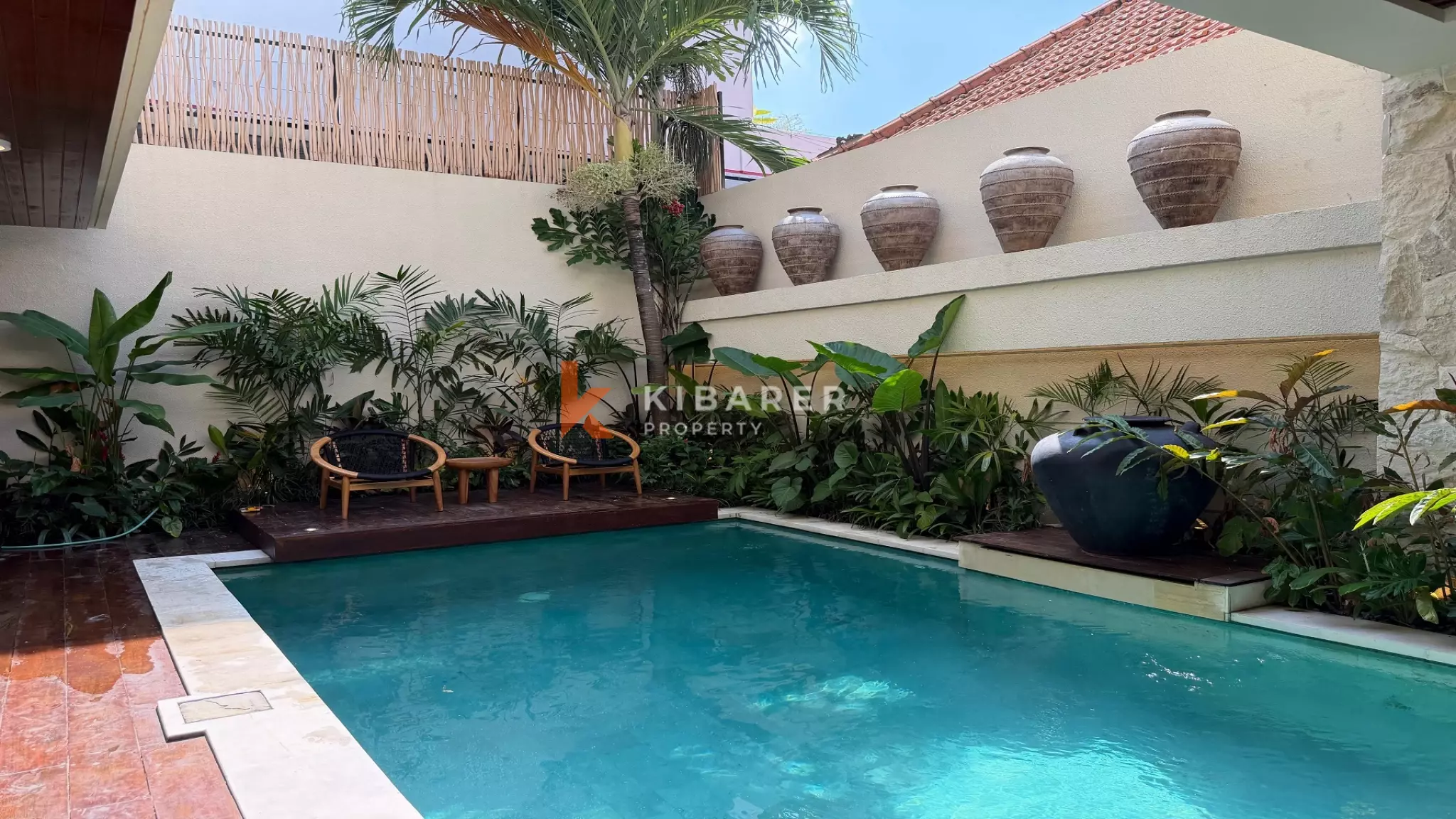 Vila Estetik Berwarna Krem dengan Tiga Kamar Tidur, Rooftop, dan Jacuzzi di Berawa