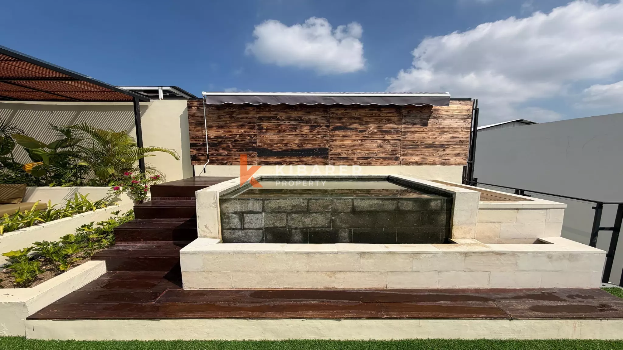 Vila Estetik Berwarna Krem dengan Tiga Kamar Tidur, Rooftop, dan Jacuzzi di Berawa