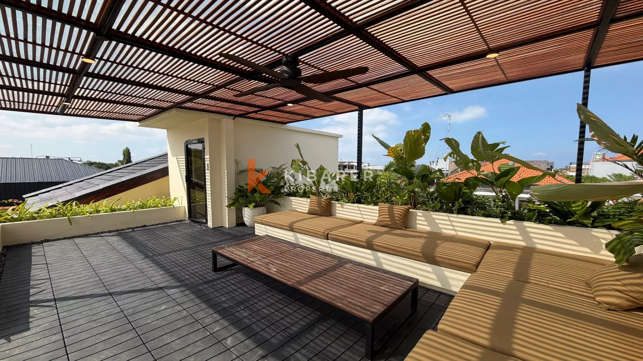 Vila Estetik Berwarna Krem dengan Tiga Kamar Tidur, Rooftop, dan Jacuzzi di Berawa