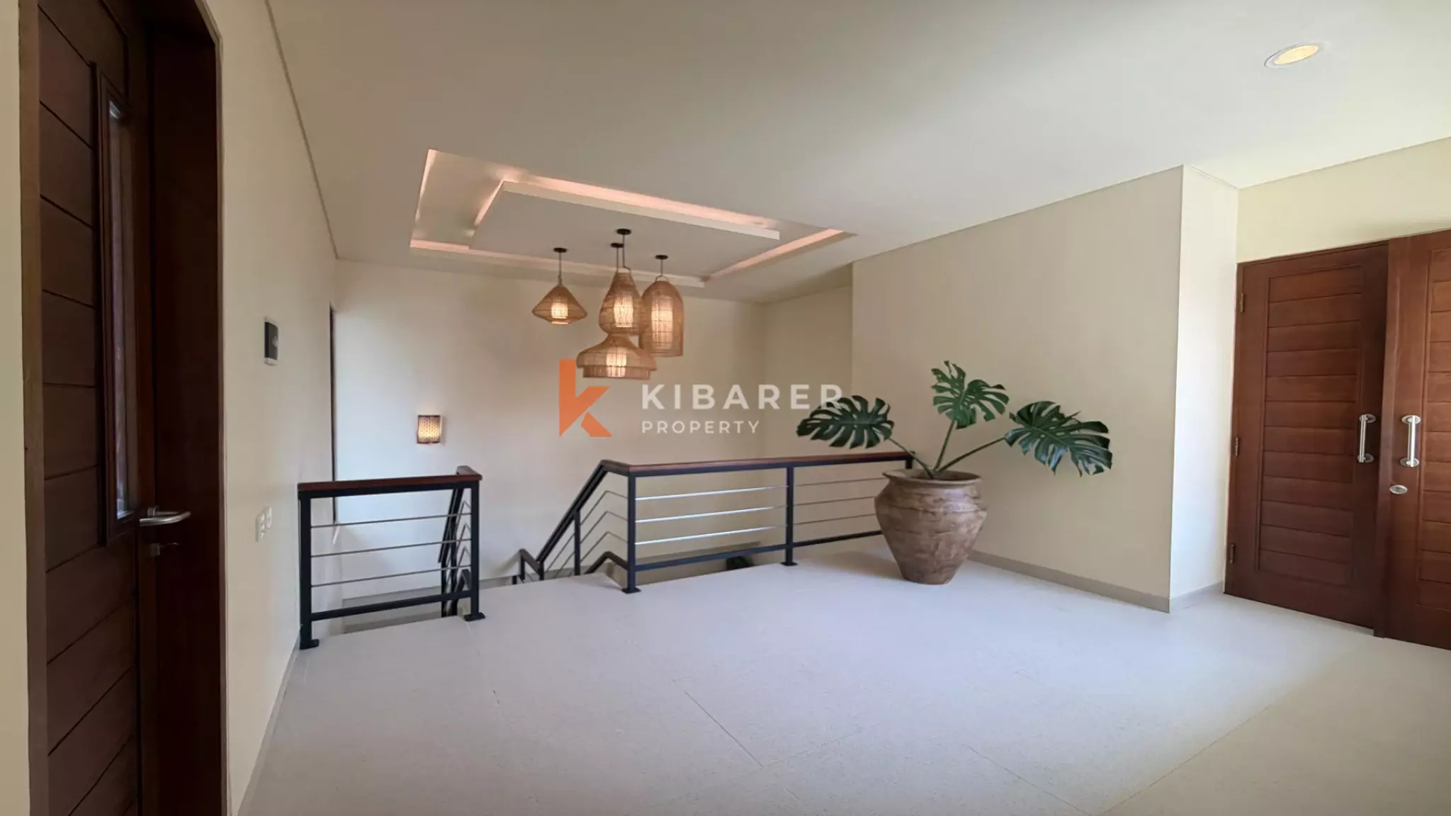 Vila Estetik Berwarna Krem dengan Tiga Kamar Tidur, Rooftop, dan Jacuzzi di Berawa