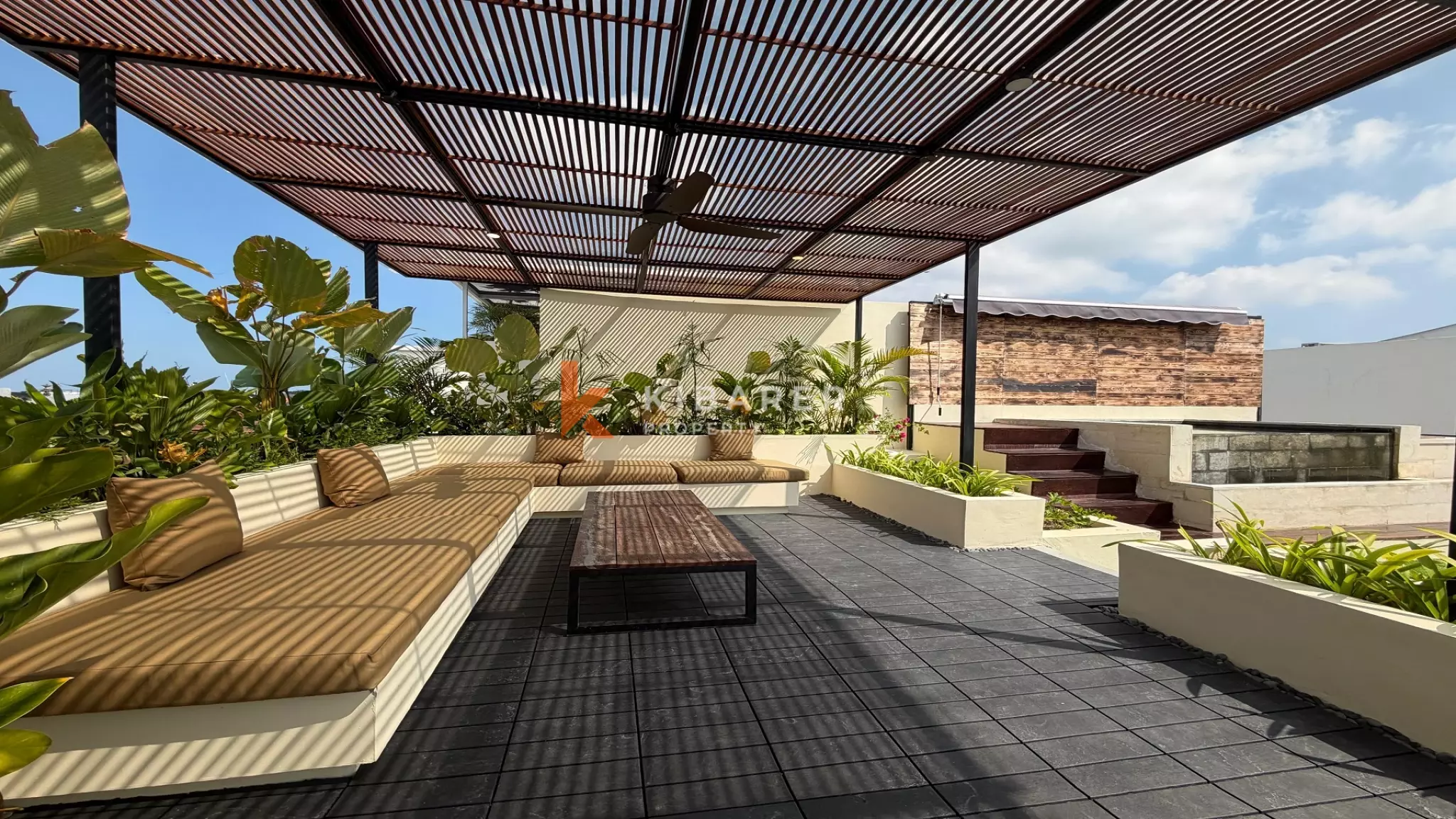 Vila Estetik Berwarna Krem dengan Tiga Kamar Tidur, Rooftop, dan Jacuzzi di Berawa