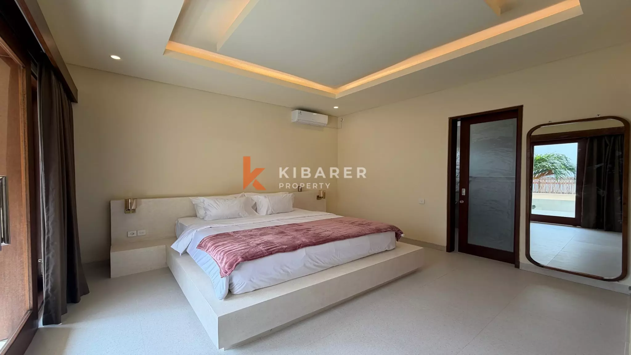 Vila Estetik Berwarna Krem dengan Tiga Kamar Tidur, Rooftop, dan Jacuzzi di Berawa