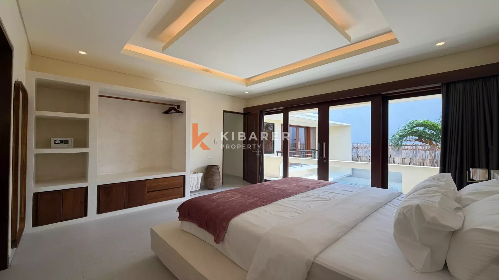 Vila Estetik Berwarna Krem dengan Tiga Kamar Tidur, Rooftop, dan Jacuzzi di Berawa