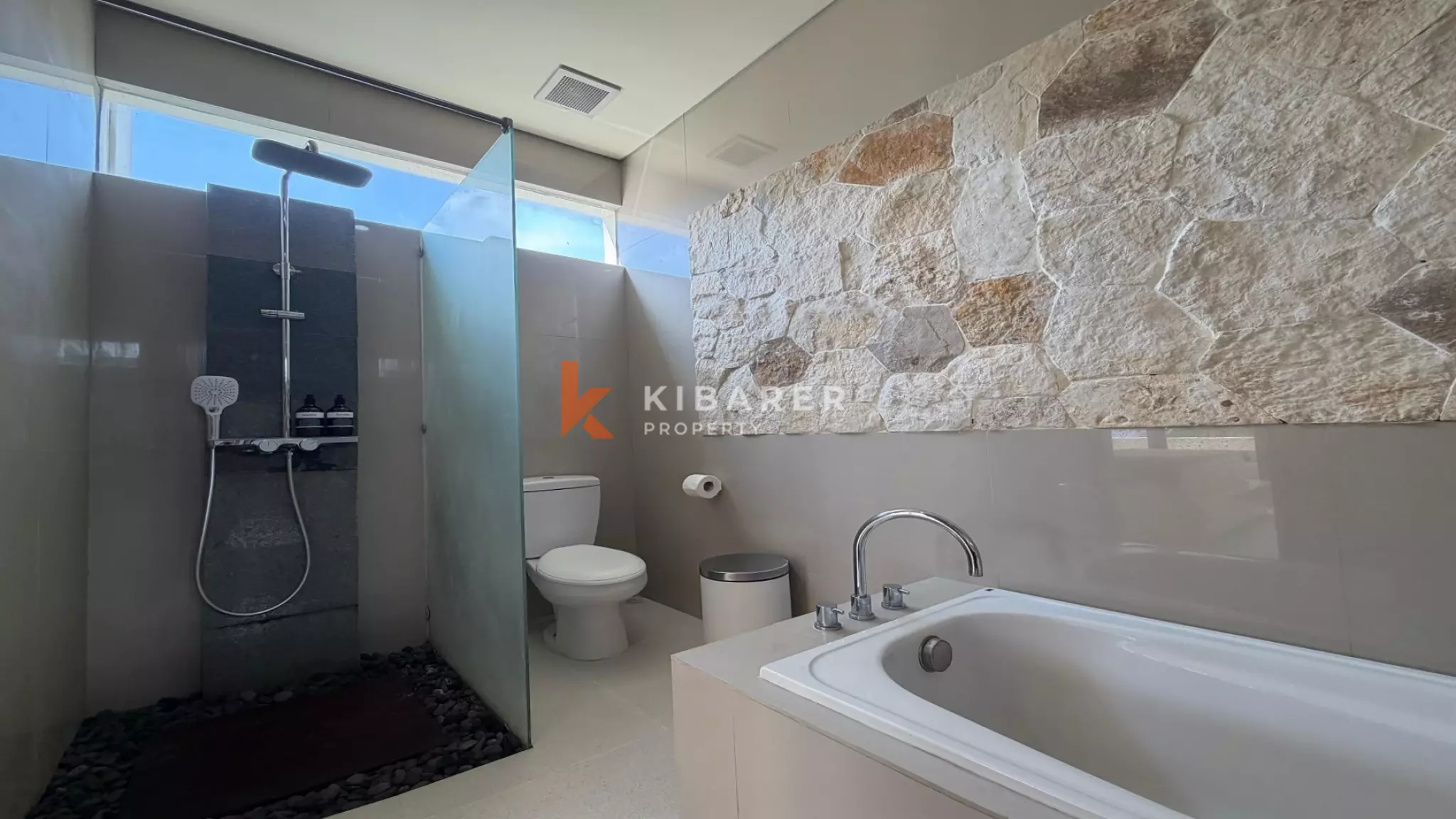 Vila Estetik Berwarna Krem dengan Tiga Kamar Tidur, Rooftop, dan Jacuzzi di Berawa