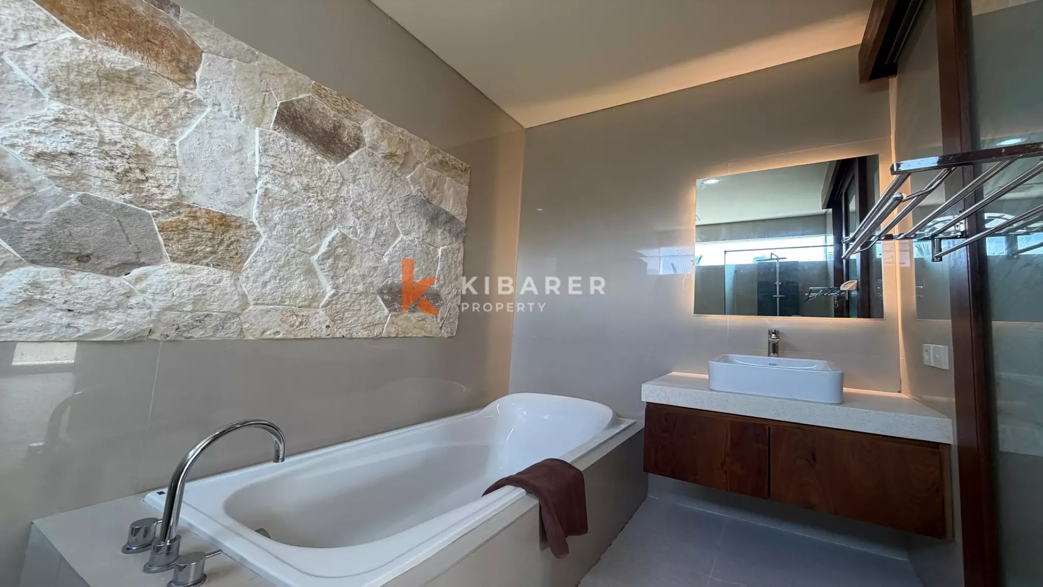 Vila Estetik Berwarna Krem dengan Tiga Kamar Tidur, Rooftop, dan Jacuzzi di Berawa