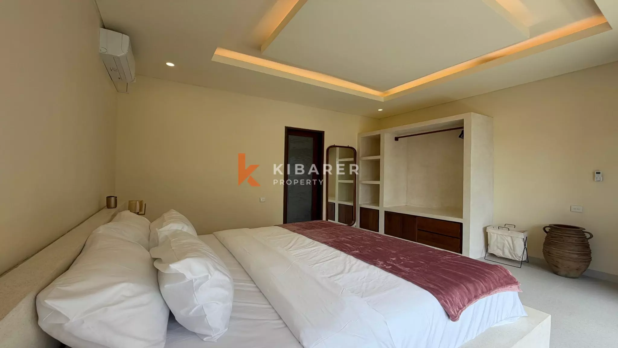 Vila Estetik Berwarna Krem dengan Tiga Kamar Tidur, Rooftop, dan Jacuzzi di Berawa