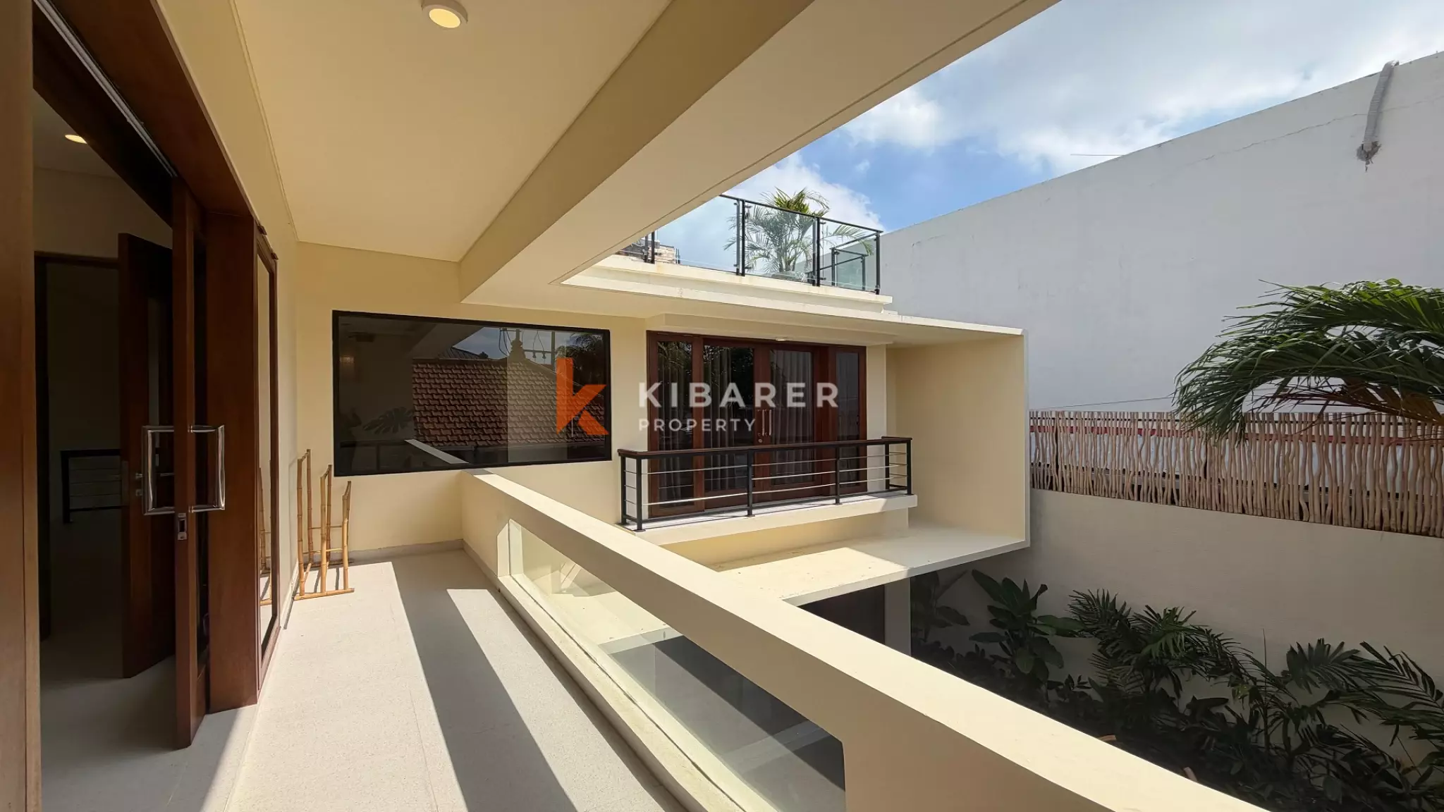 Vila Estetik Berwarna Krem dengan Tiga Kamar Tidur, Rooftop, dan Jacuzzi di Berawa