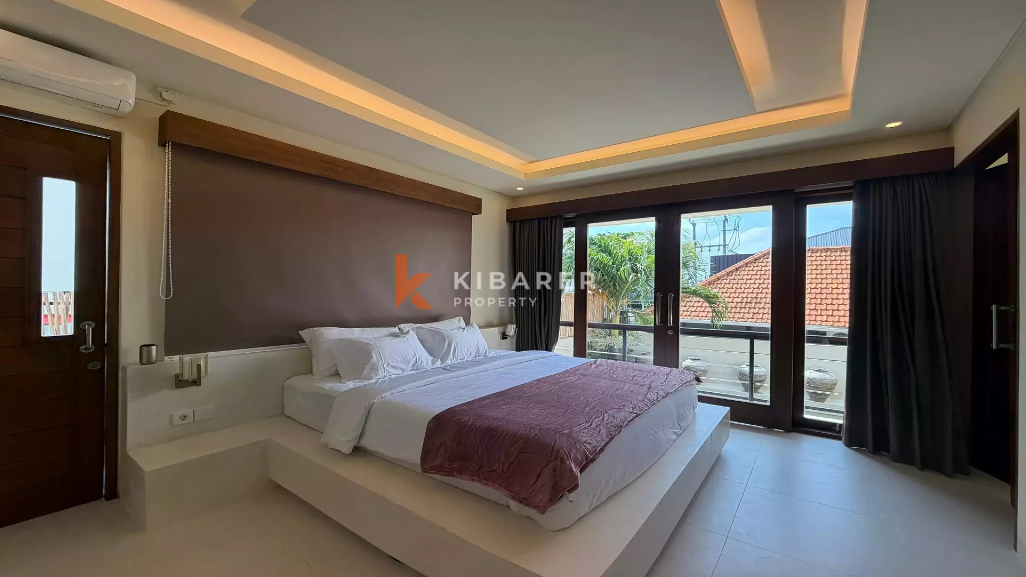 Vila Estetik Berwarna Krem dengan Tiga Kamar Tidur, Rooftop, dan Jacuzzi di Berawa