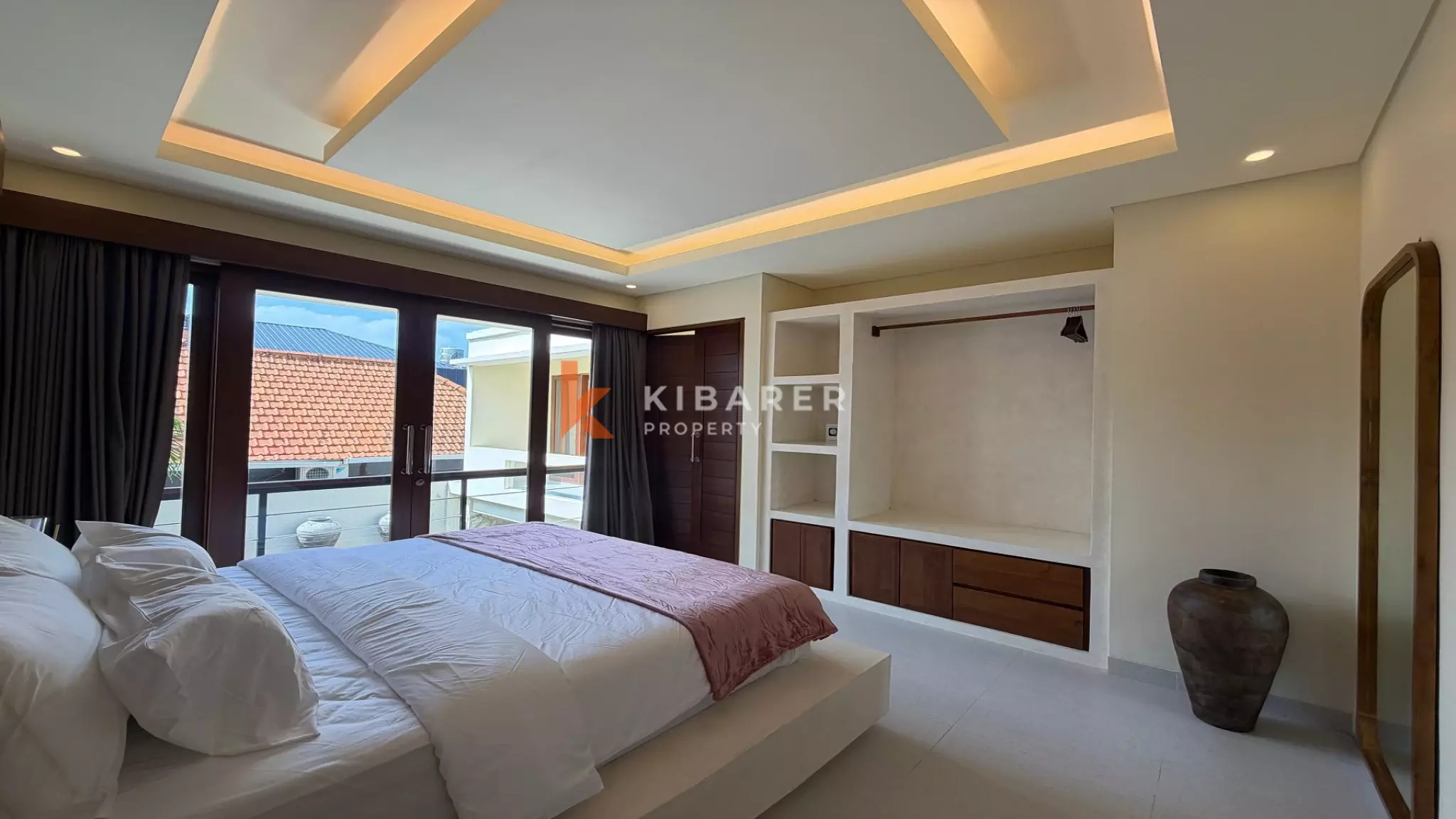 Vila Estetik Berwarna Krem dengan Tiga Kamar Tidur, Rooftop, dan Jacuzzi di Berawa