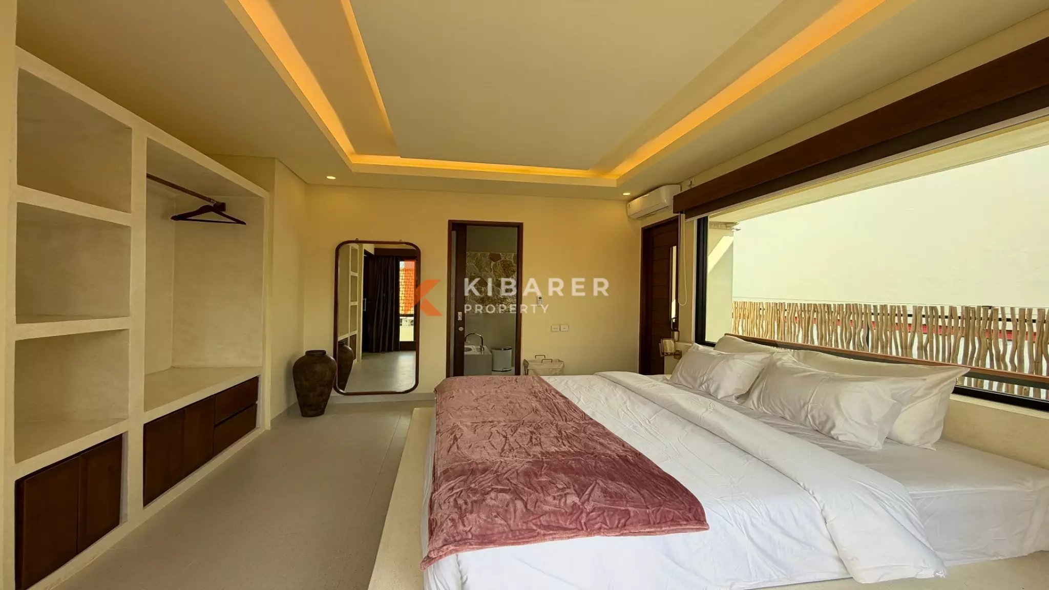 Vila Estetik Berwarna Krem dengan Tiga Kamar Tidur, Rooftop, dan Jacuzzi di Berawa