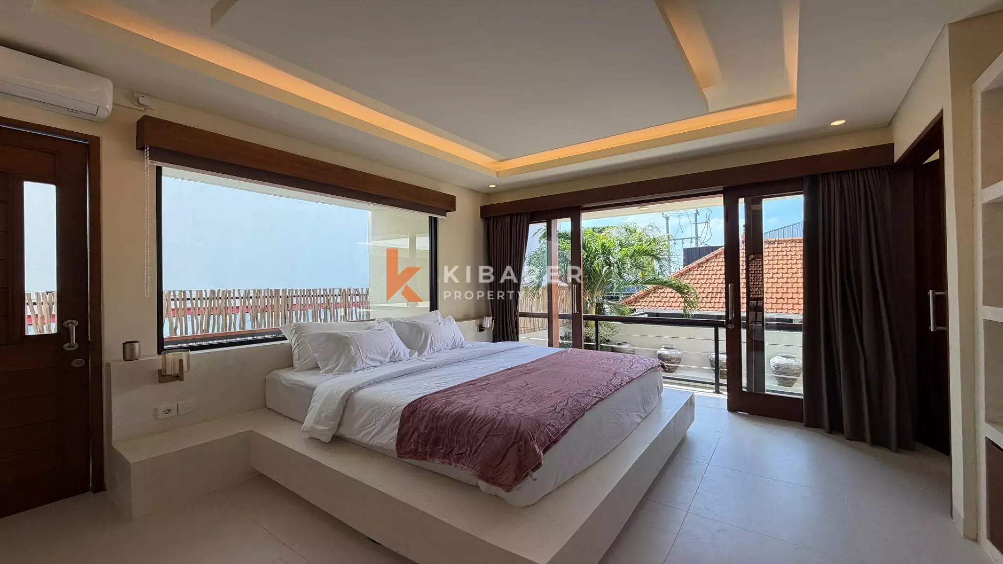 Vila Estetik Berwarna Krem dengan Tiga Kamar Tidur, Rooftop, dan Jacuzzi di Berawa
