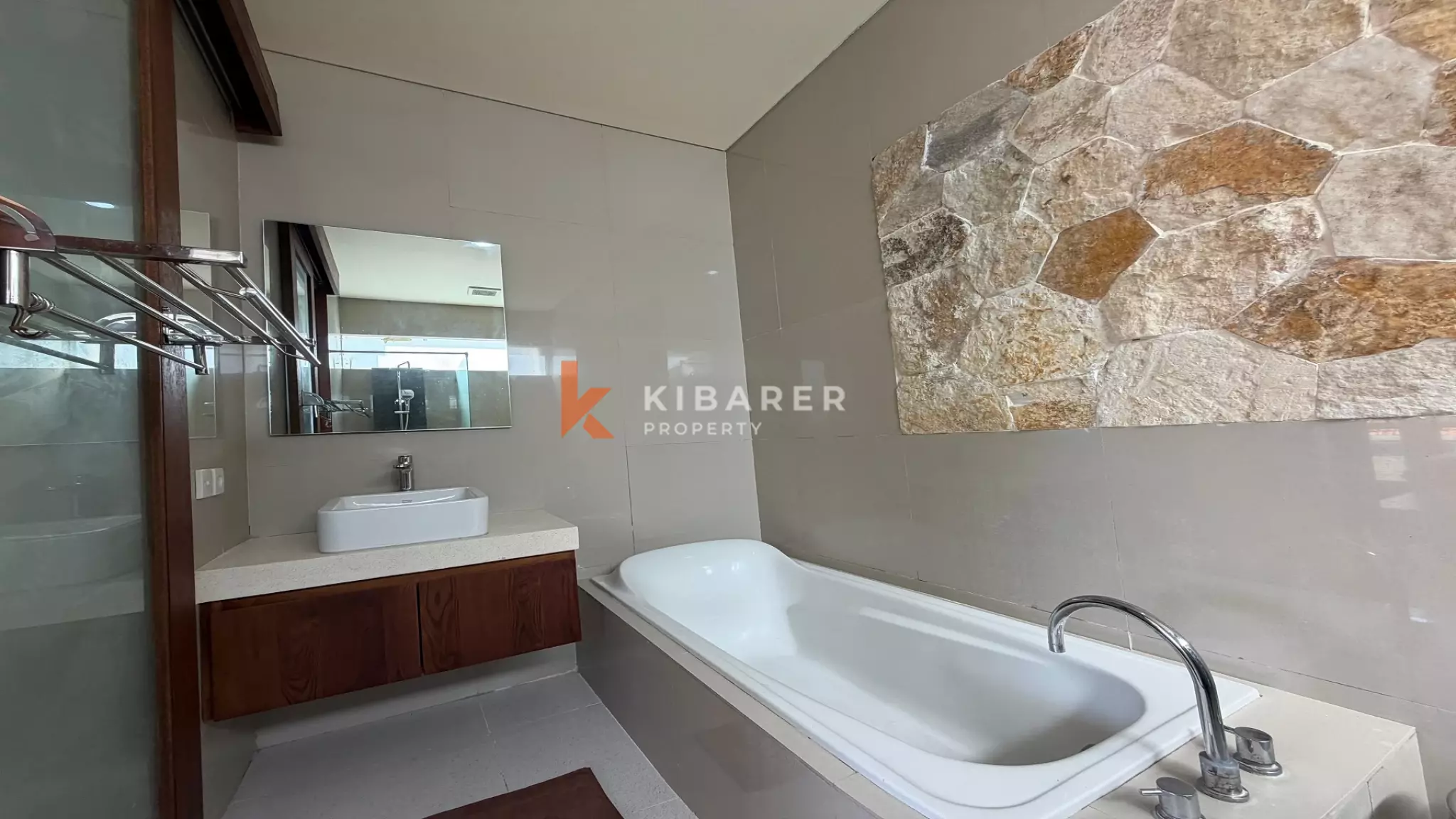 Vila Estetik Berwarna Krem dengan Tiga Kamar Tidur, Rooftop, dan Jacuzzi di Berawa