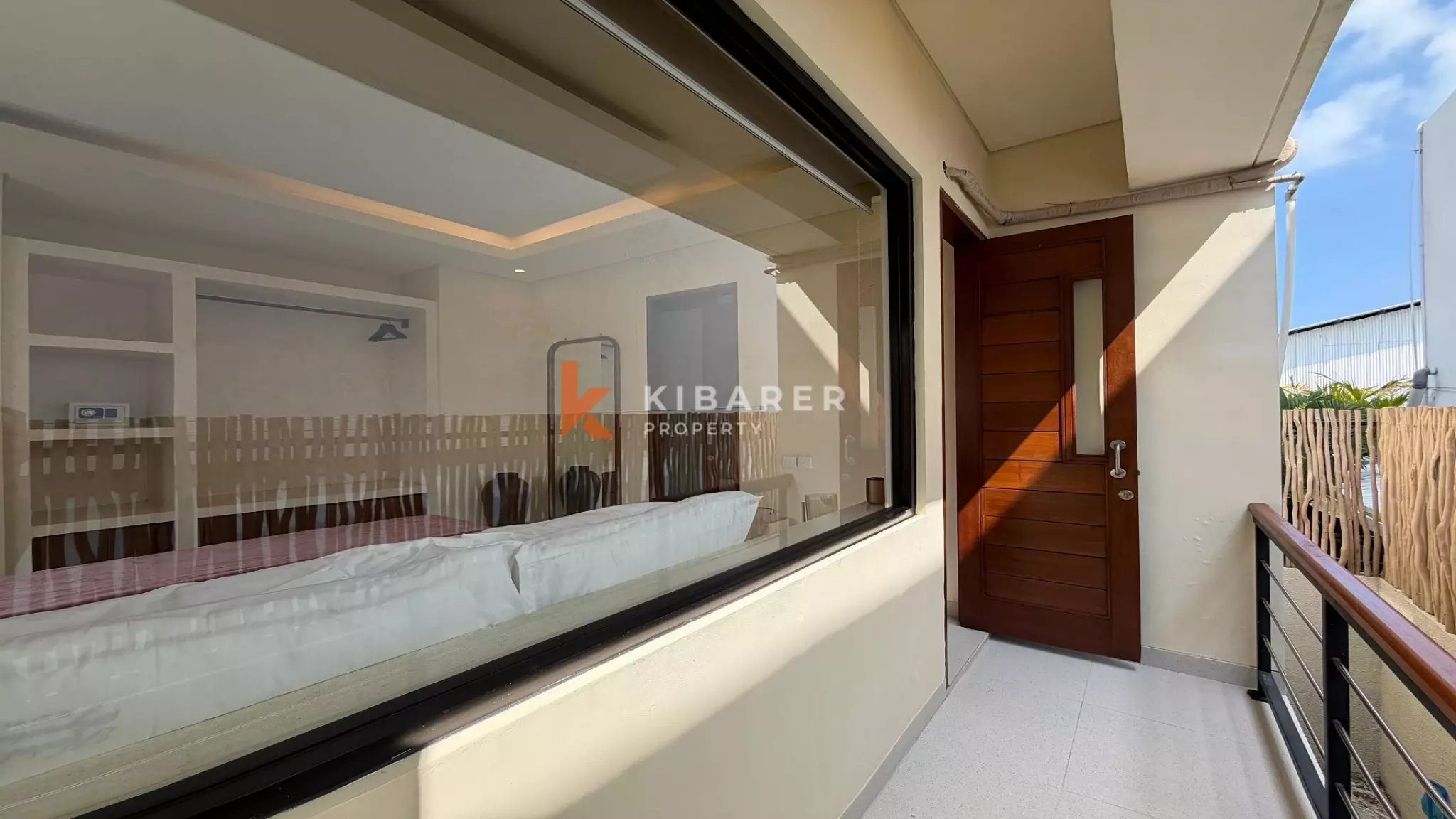 Vila Estetik Berwarna Krem dengan Tiga Kamar Tidur, Rooftop, dan Jacuzzi di Berawa