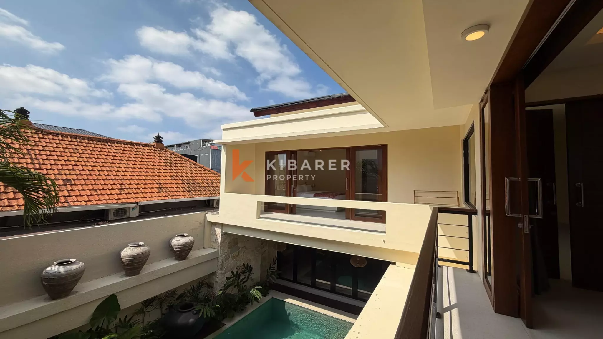 Vila Estetik Berwarna Krem dengan Tiga Kamar Tidur, Rooftop, dan Jacuzzi di Berawa