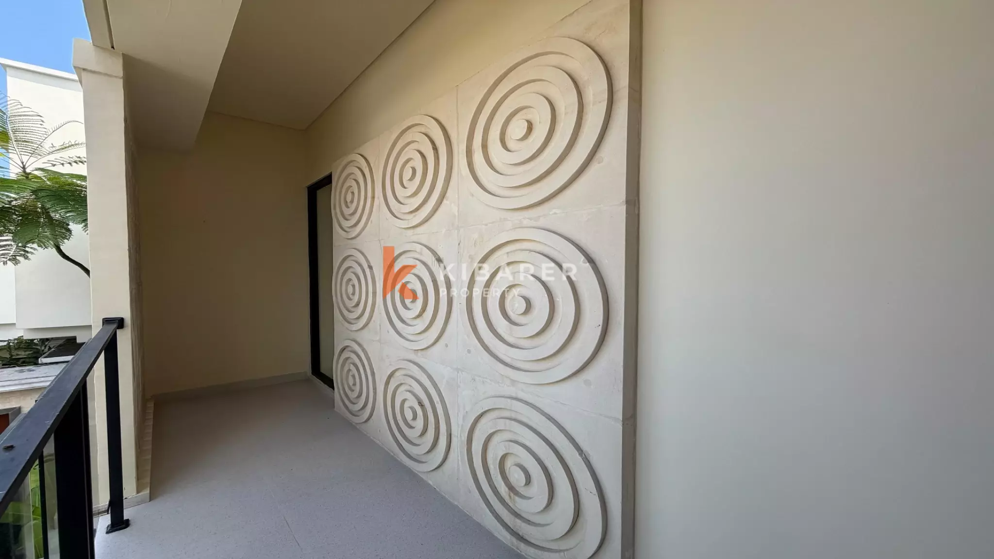 Vila Estetik Berwarna Krem dengan Tiga Kamar Tidur, Rooftop, dan Jacuzzi di Berawa