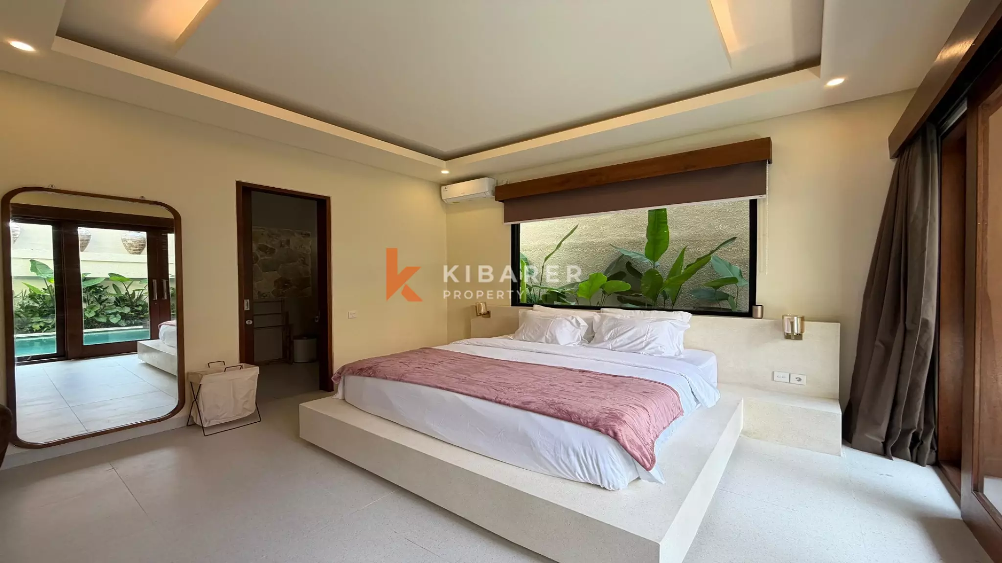Vila Estetik Berwarna Krem dengan Tiga Kamar Tidur, Rooftop, dan Jacuzzi di Berawa