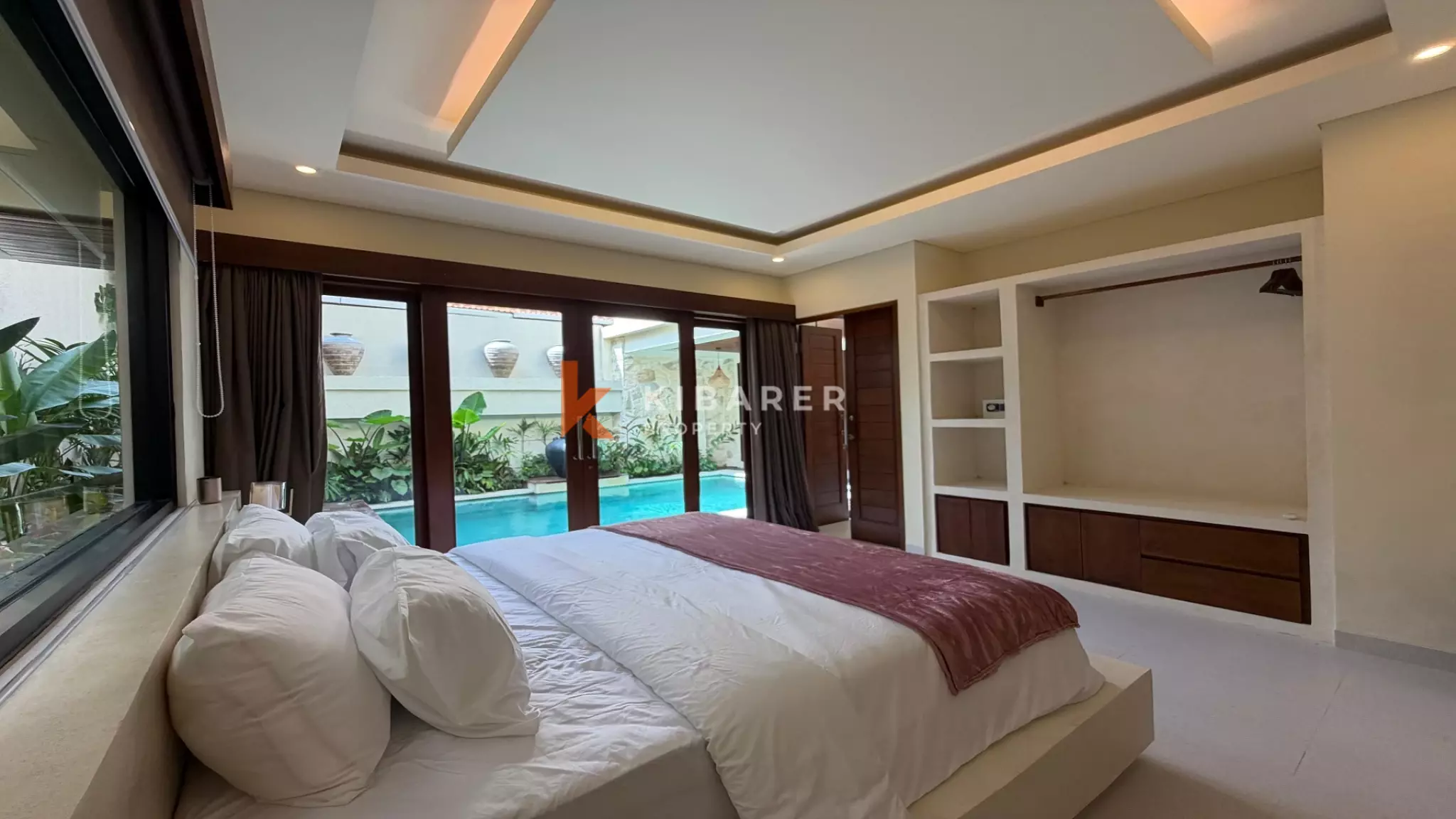 Vila Estetik Berwarna Krem dengan Tiga Kamar Tidur, Rooftop, dan Jacuzzi di Berawa