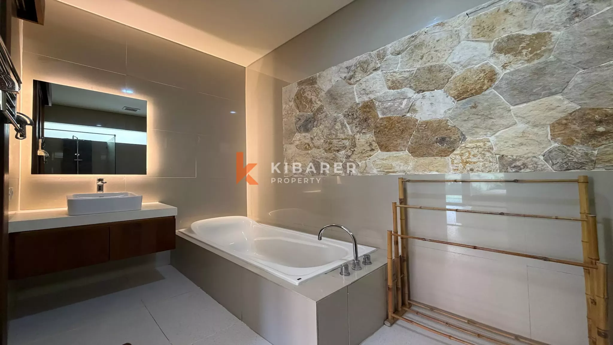 Vila Estetik Berwarna Krem dengan Tiga Kamar Tidur, Rooftop, dan Jacuzzi di Berawa